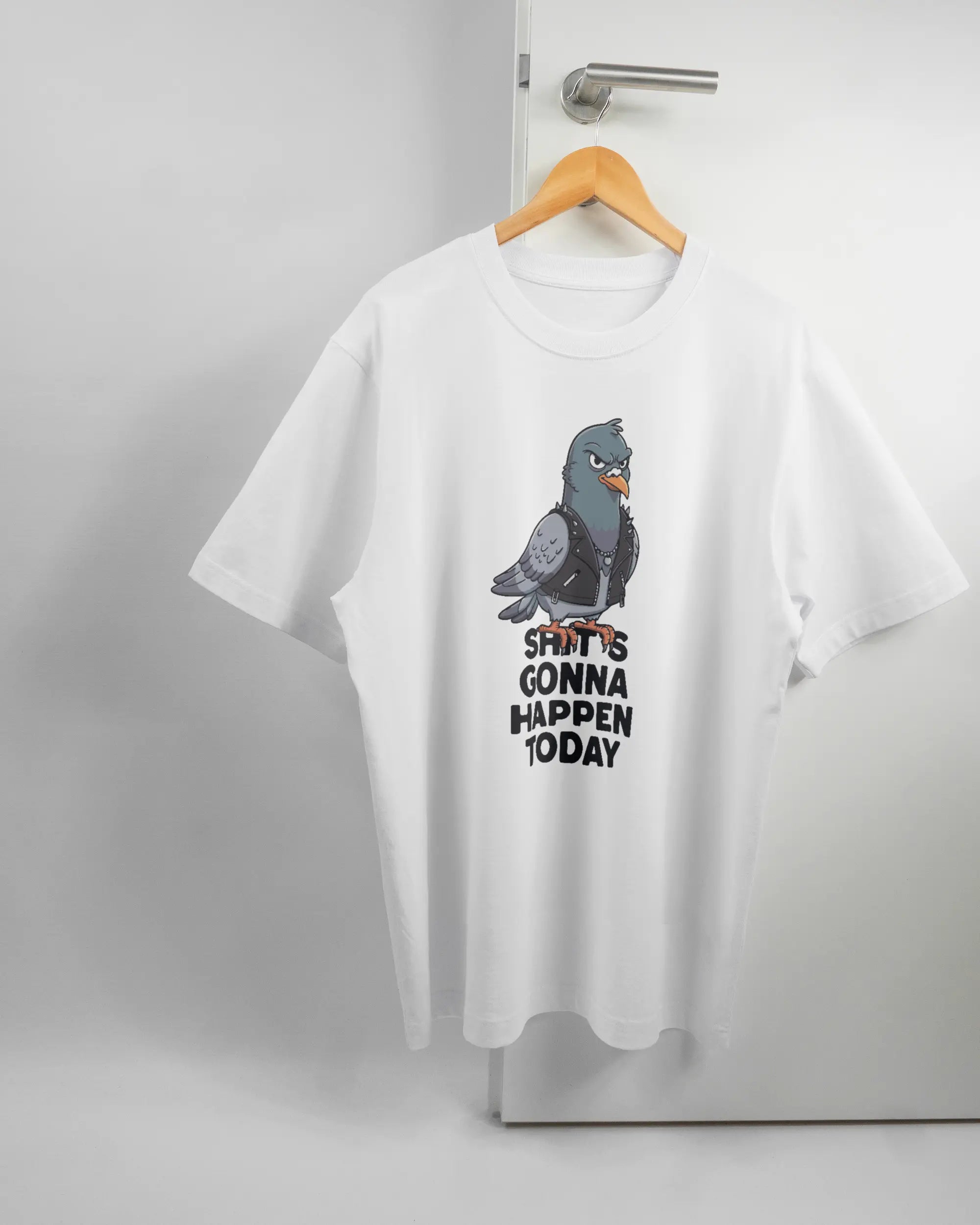 Vorderseite des Organic Unisex T-Shirt Heavy Oversized von Maondo mit dem Design Pigeon Pun in der Farbe White und in der Größe L auf einem Bügel an der Türklinke aufgehängt