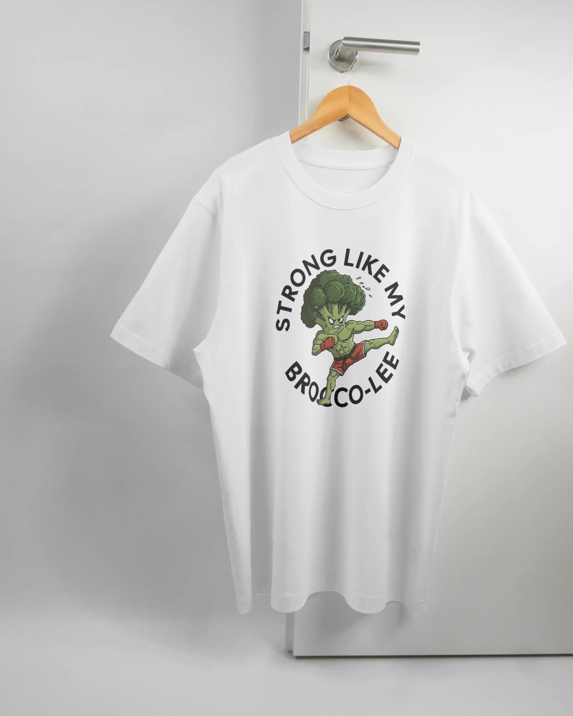 Vorderseite des Organic Unisex T-Shirt Heavy Oversized von Maondo mit dem Design Brocco-Lee in der Farbe White und in der Größe L auf einem Bügel an der Türklinke aufgehängt