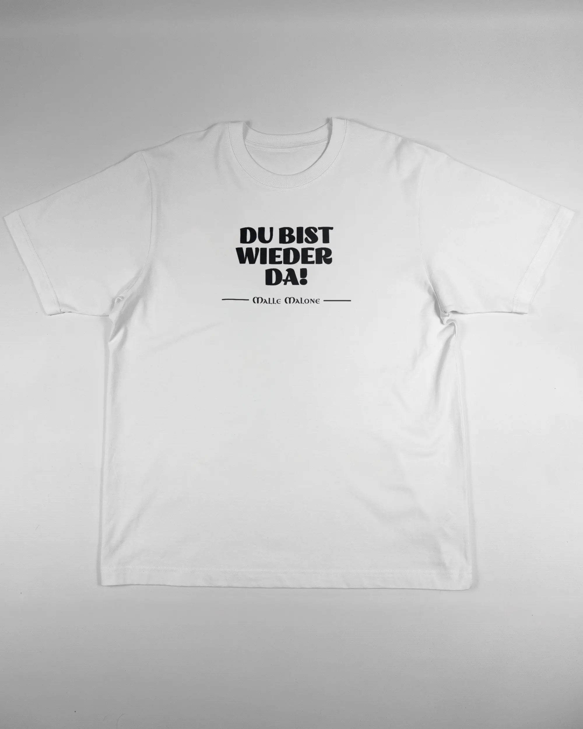 Vorderseite des Organic Unisex T-Shirt Heavy Oversized von Maondo mit dem Design Wieder da in der Farbe White und in der Größe L flach auf den Boden gelegt