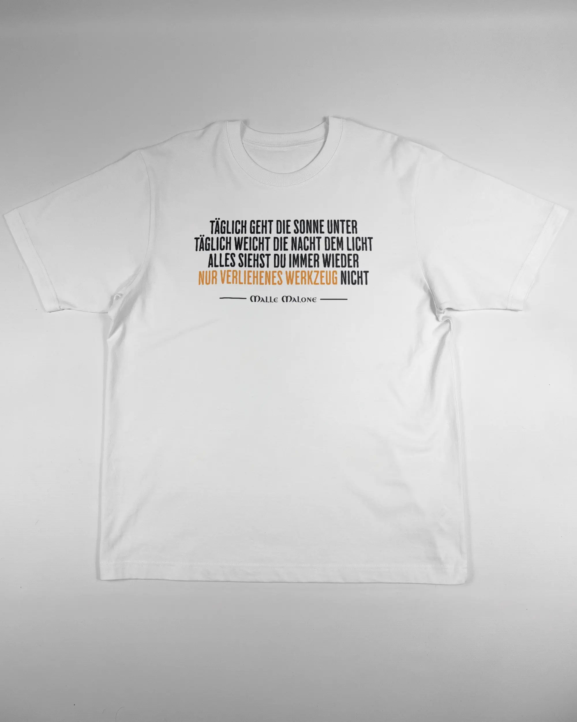 Vorderseite des Organic Unisex T-Shirt Heavy Oversized von Maondo mit dem Design Wegzeug in der Farbe White und in der Größe L flach auf den Boden gelegt