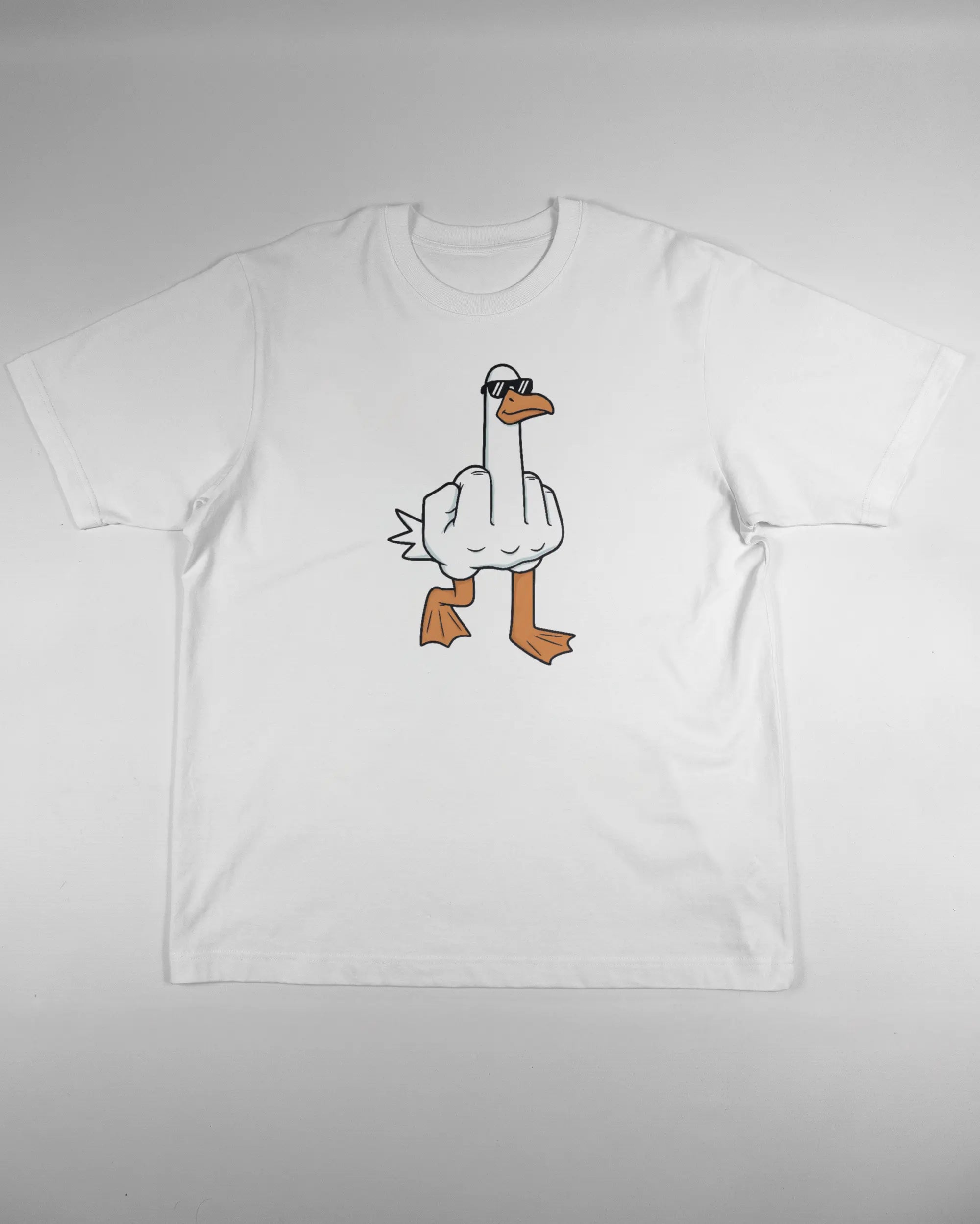 Vorderseite des Organic Unisex T-Shirt Heavy Oversized von Maondo mit dem Design I give a duck in der Farbe White und in der Größe L flach auf den Boden gelegt