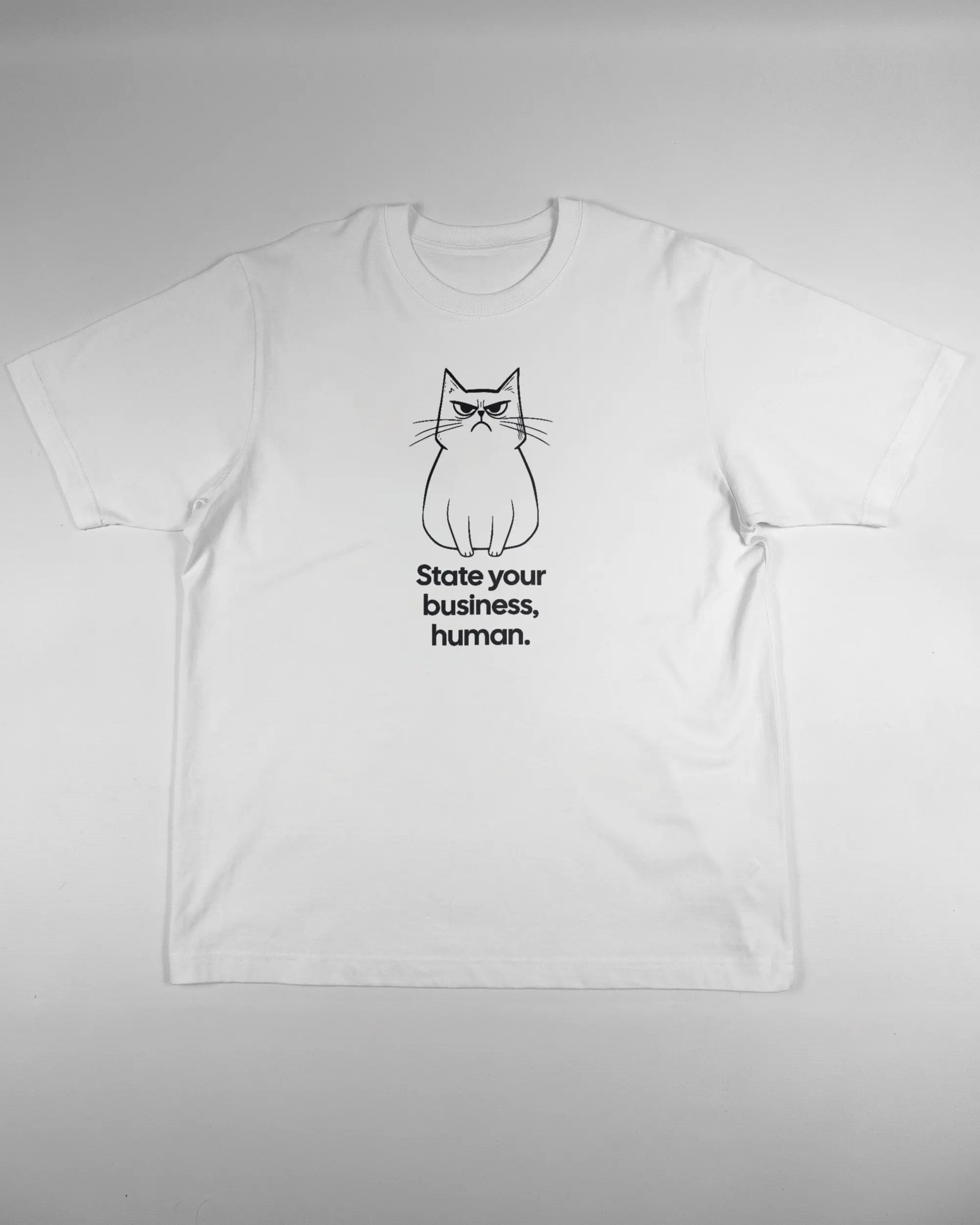 Vorderseite des Organic Unisex T-Shirt Heavy Oversized von Maondo mit dem Design Grumpy Purr in der Farbe White und in der Größe L flach auf den Boden gelegt
