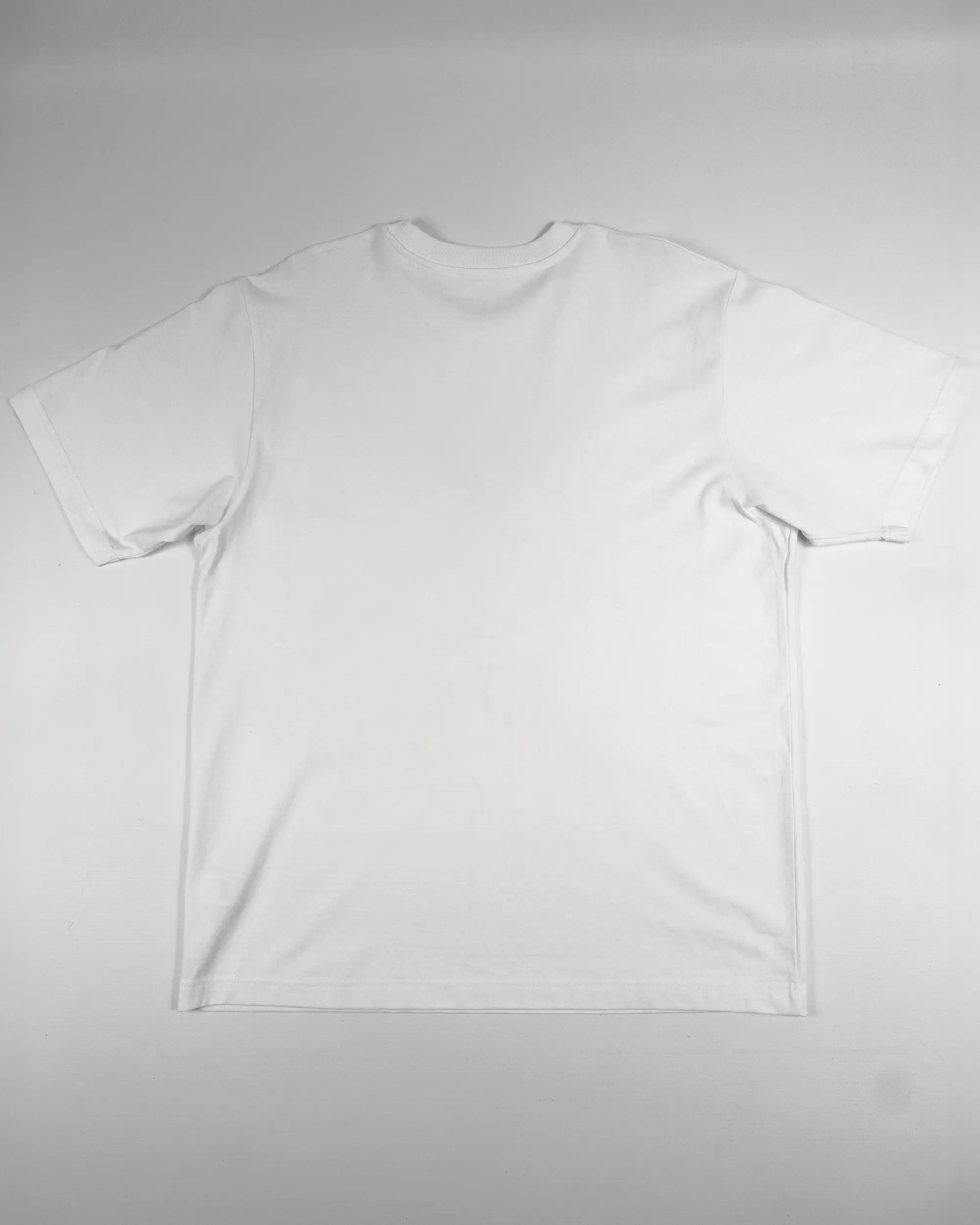 Rückseite des Organic Unisex T-Shirt Heavy Oversized von Maondo ohne Motiv in der Farbe White und in der Größe L flach auf den Boden gelegt