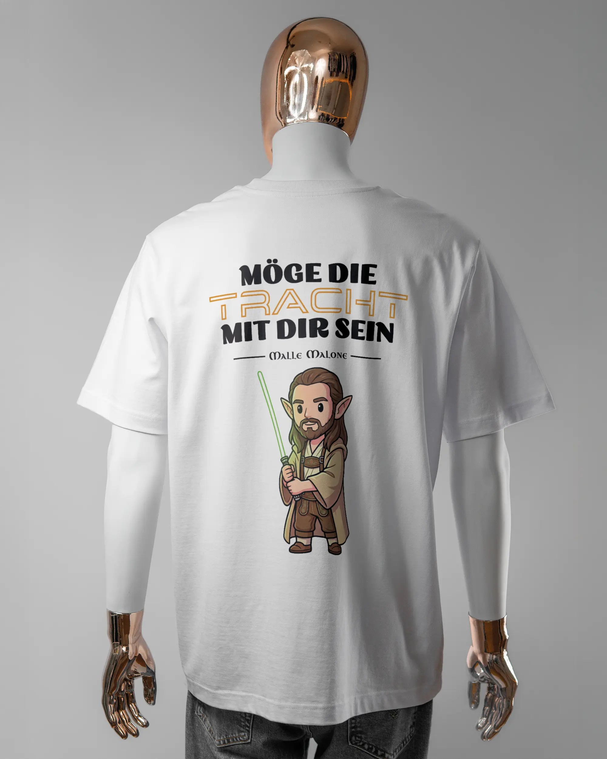 Rückseite des Organic Unisex T-Shirt Heavy Oversized von Maondo mit dem Design Tracht mit dir in der Farbe White und in der Größe L getragen von einer maskulinen Puppe