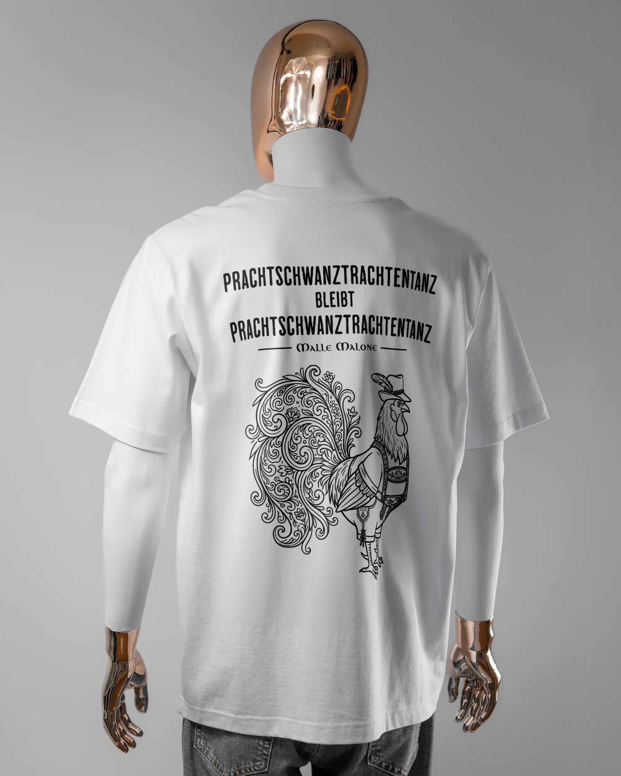 Rückseite des Organic Unisex T-Shirt Heavy Oversized von Maondo mit dem Design Trachtentanz in der Farbe White und in der Größe L getragen von einer maskulinen Puppe