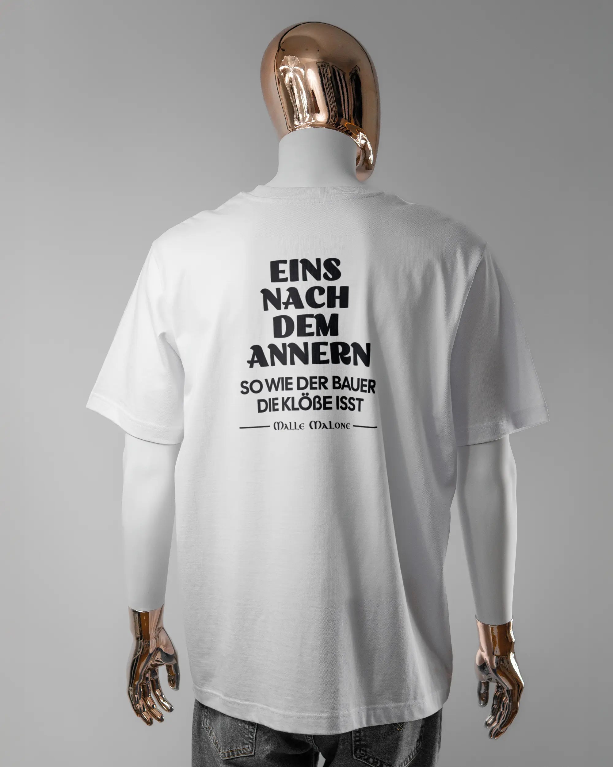 Rückseite des Organic Unisex T-Shirt Heavy Oversized von Maondo mit dem Design Eins nach dem Annern in der Farbe White und in der Größe L getragen von einer maskulinen Puppe
