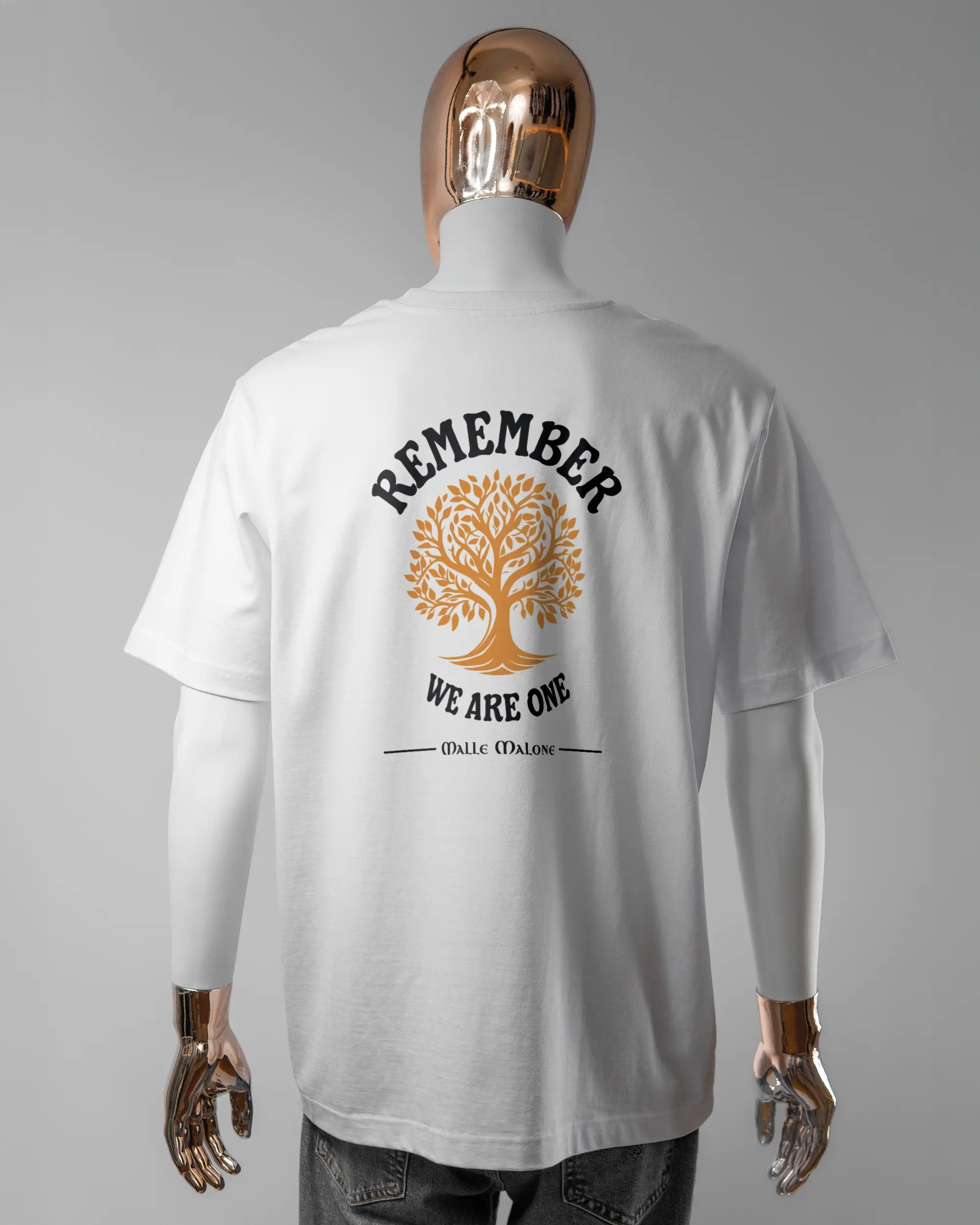 Rückseite des Organic Unisex T-Shirt Heavy Oversized von Maondo mit dem Design We are one in der Farbe White und in der Größe L getragen von einer maskulinen Puppe