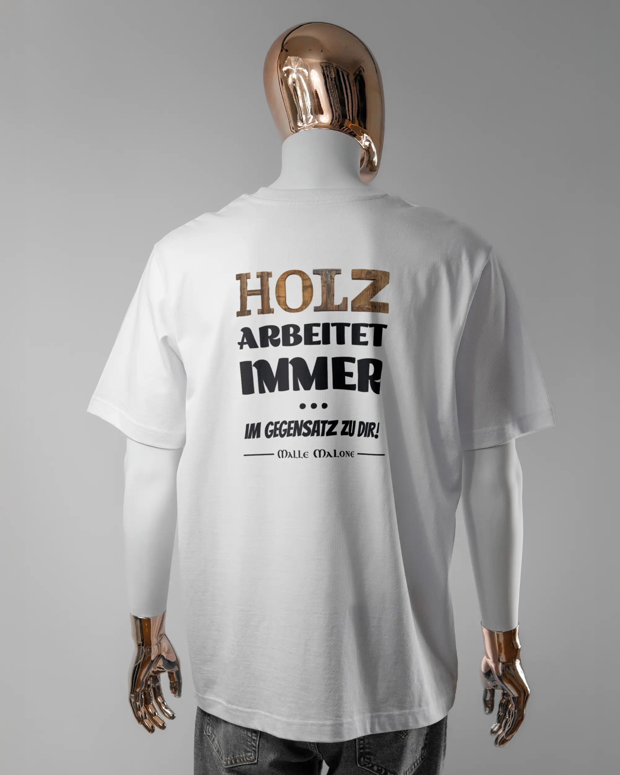 Rückseite des Organic Unisex T-Shirt Heavy Oversized von Maondo mit dem Design Holzarbeit in der Farbe White und in der Größe L getragen von einer maskulinen Puppe