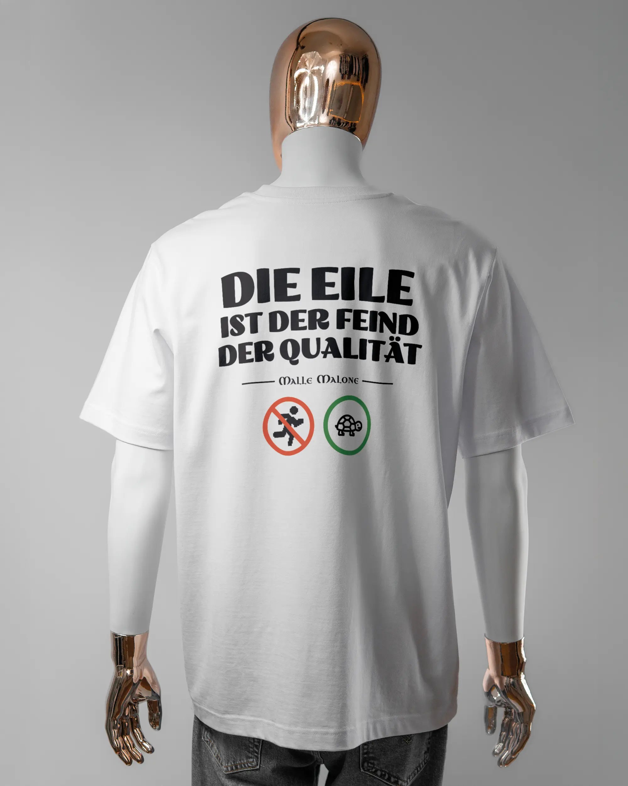 Rückseite des Organic Unisex T-Shirt Heavy Oversized von Maondo mit dem Design Keine Eile in der Farbe White und in der Größe L getragen von einer maskulinen Puppe