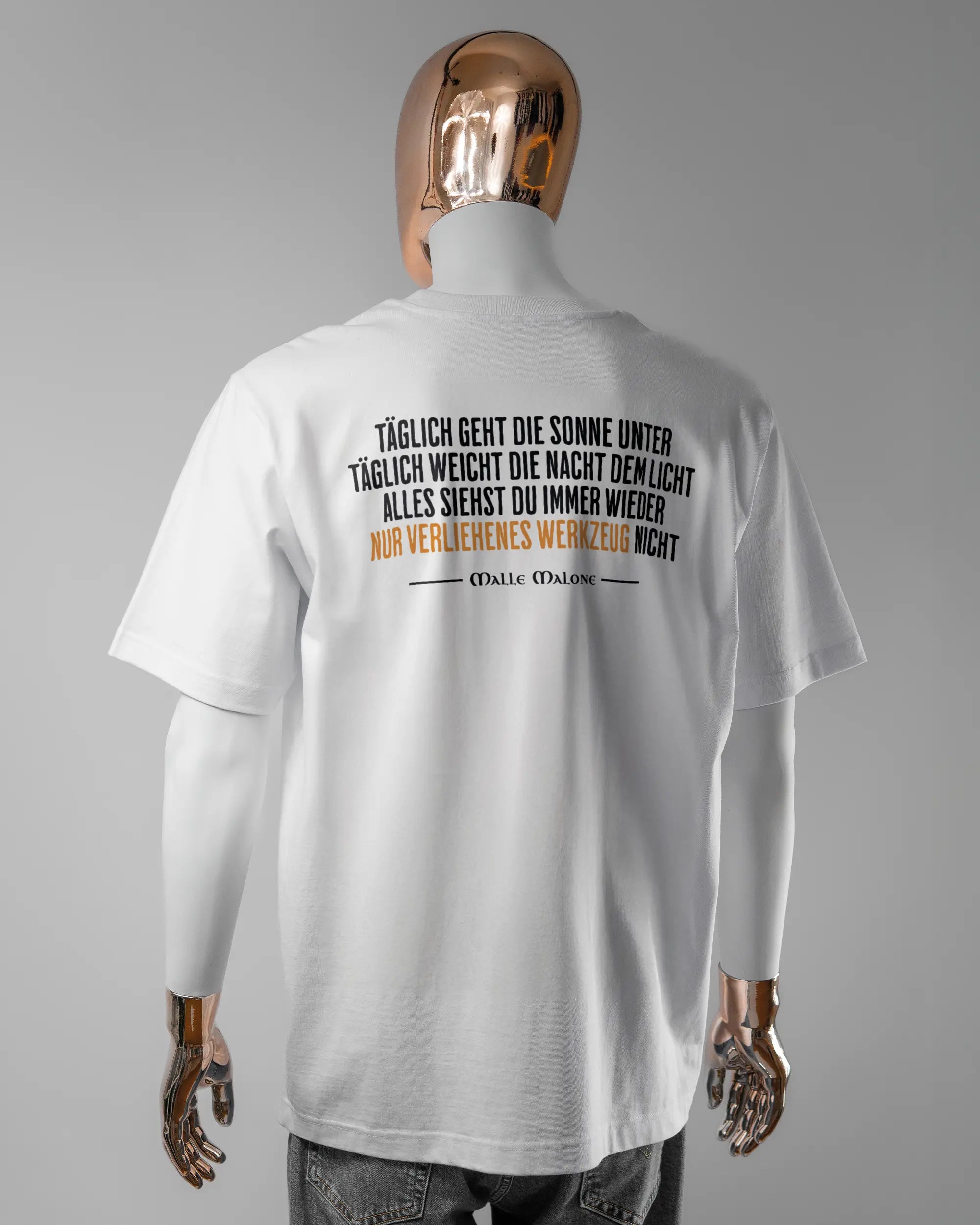 Rückseite des Organic Unisex T-Shirt Heavy Oversized von Maondo mit dem Design Wegzeug in der Farbe White und in der Größe L getragen von einer maskulinen Puppe