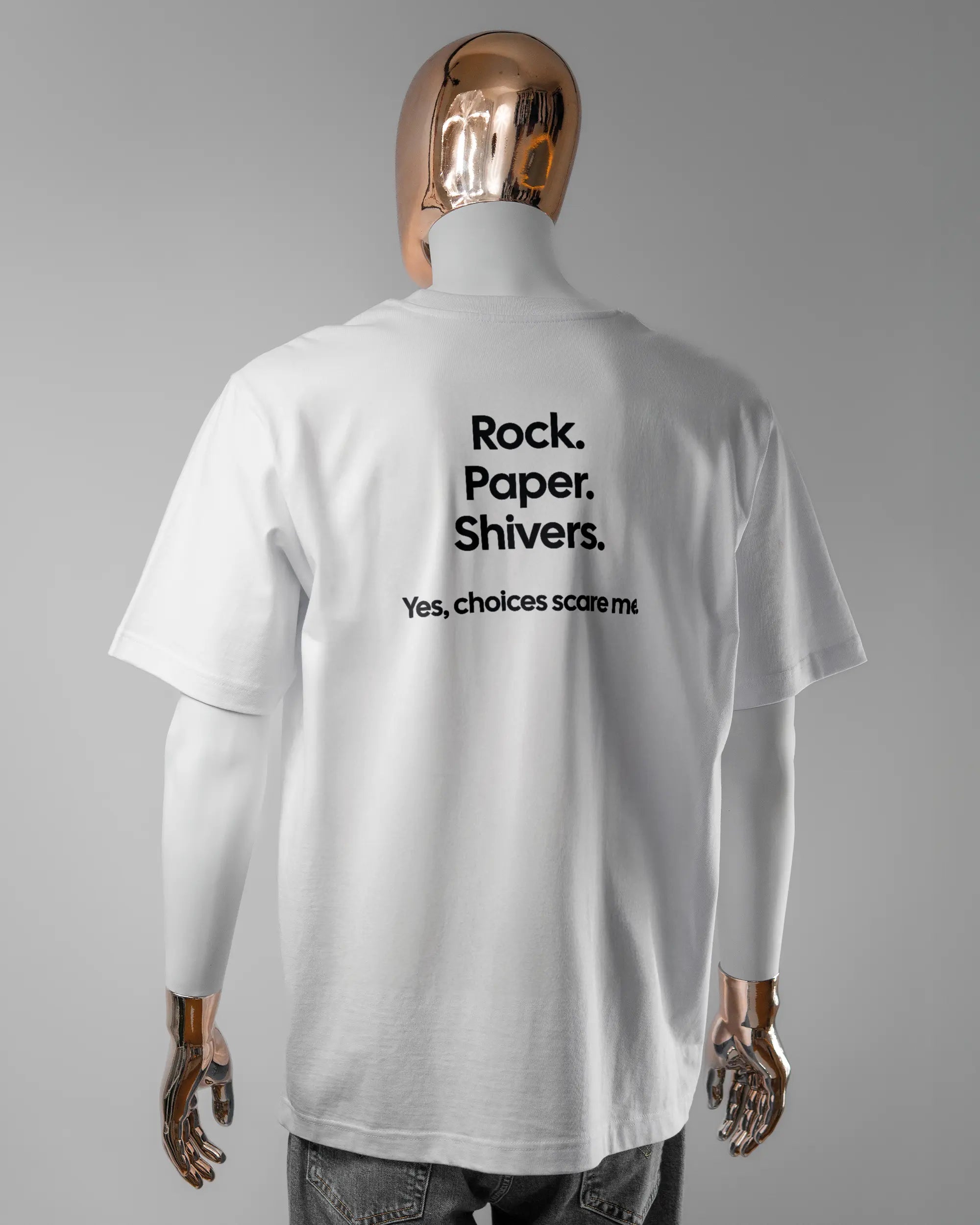 Rückseite des Organic Unisex T-Shirt Heavy Oversized von Maondo mit dem Design Rock Paper Shivers in der Farbe White und in der Größe L getragen von einer maskulinen Puppe