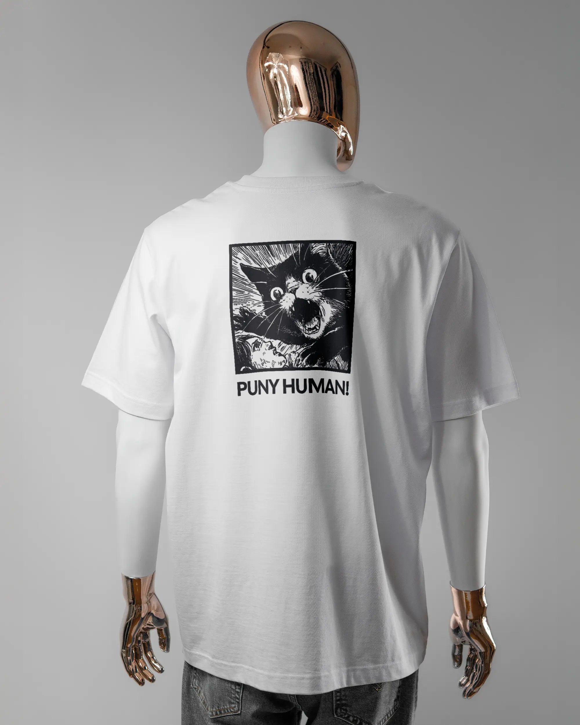 Rückseite des Organic Unisex T-Shirt Heavy Oversized von Maondo mit dem Design Puny Human in der Farbe White und in der Größe L getragen von einer maskulinen Puppe