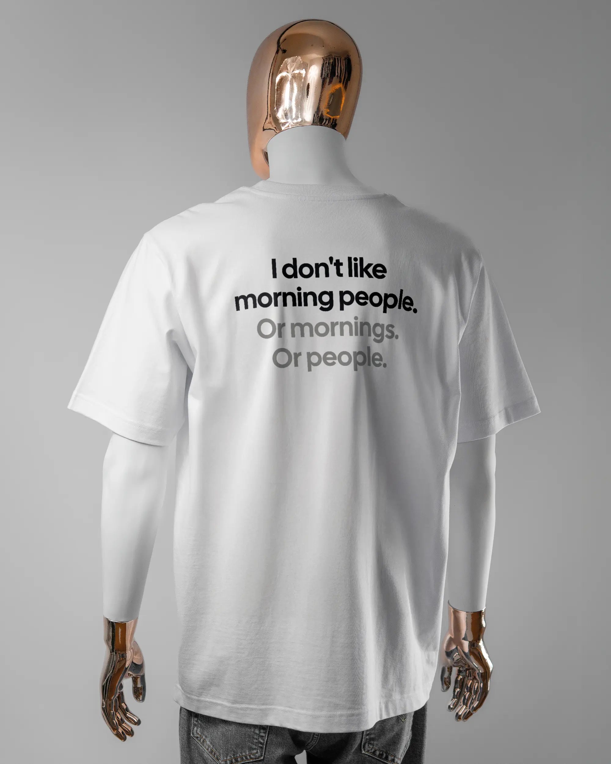 Rückseite des Organic Unisex T-Shirt Heavy Oversized von Maondo mit dem Design Morning Person in der Farbe White und in der Größe L getragen von einer maskulinen Puppe