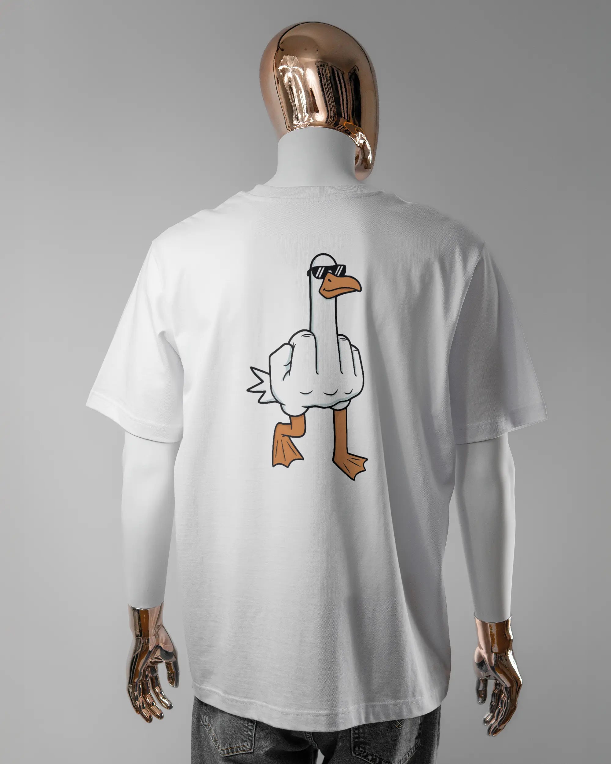 Rückseite des Organic Unisex T-Shirt Heavy Oversized von Maondo mit dem Design I give a duck in der Farbe White und in der Größe L getragen von einer maskulinen Puppe