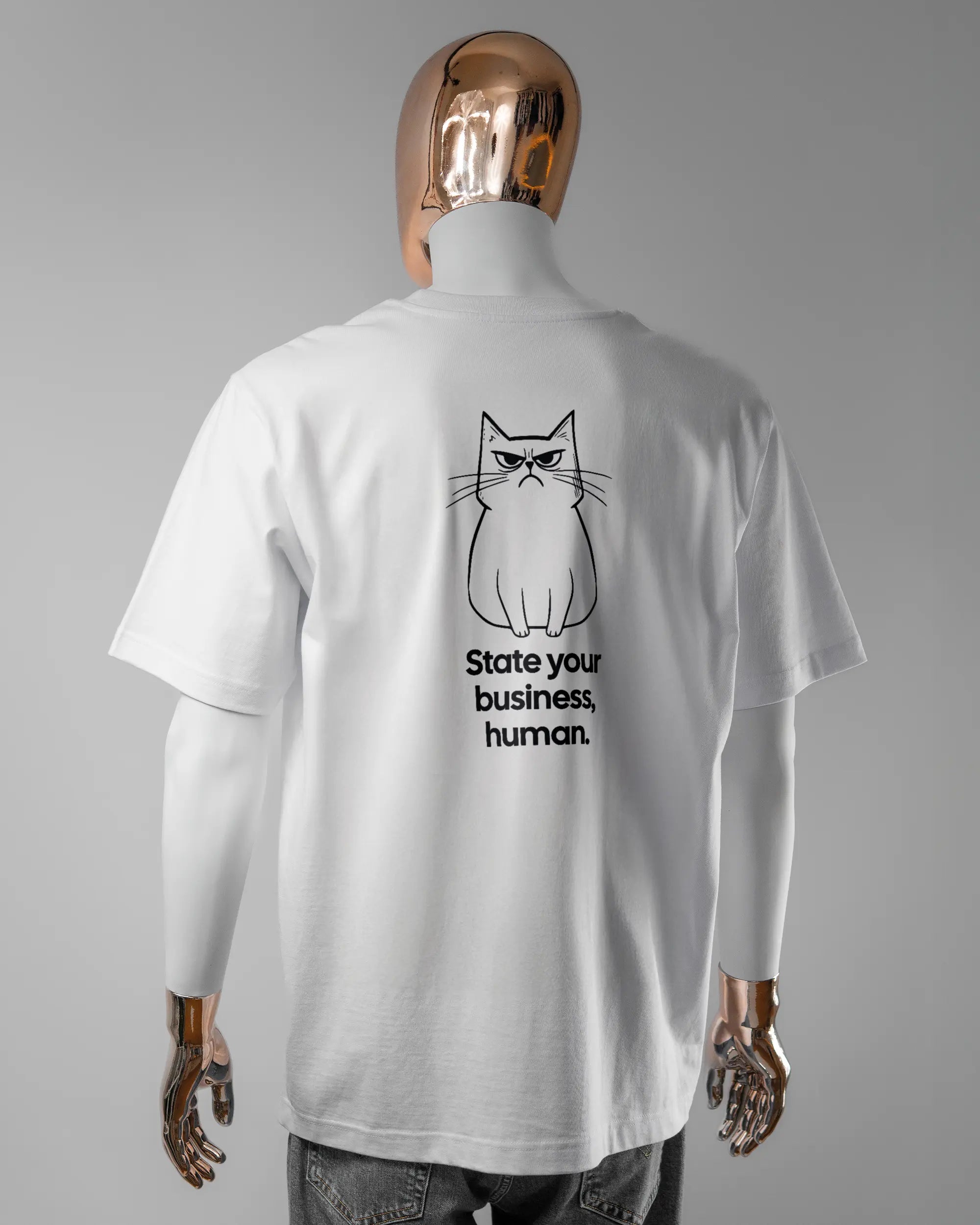 Rückseite des Organic Unisex T-Shirt Heavy Oversized von Maondo mit dem Design Grumpy Purr in der Farbe White und in der Größe L getragen von einer maskulinen Puppe