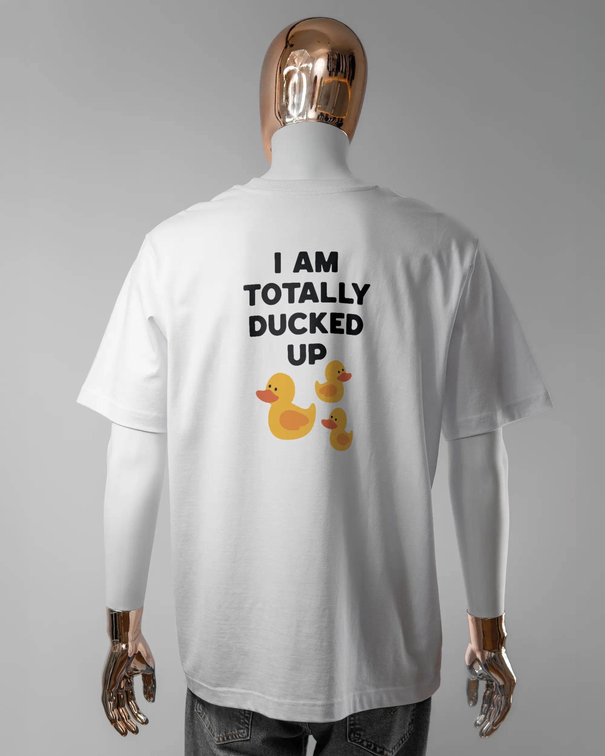 Rückseite des Organic Unisex T-Shirt Heavy Oversized von Maondo mit dem Design Ducked Up in der Farbe White und in der Größe L getragen von einer maskulinen Puppe