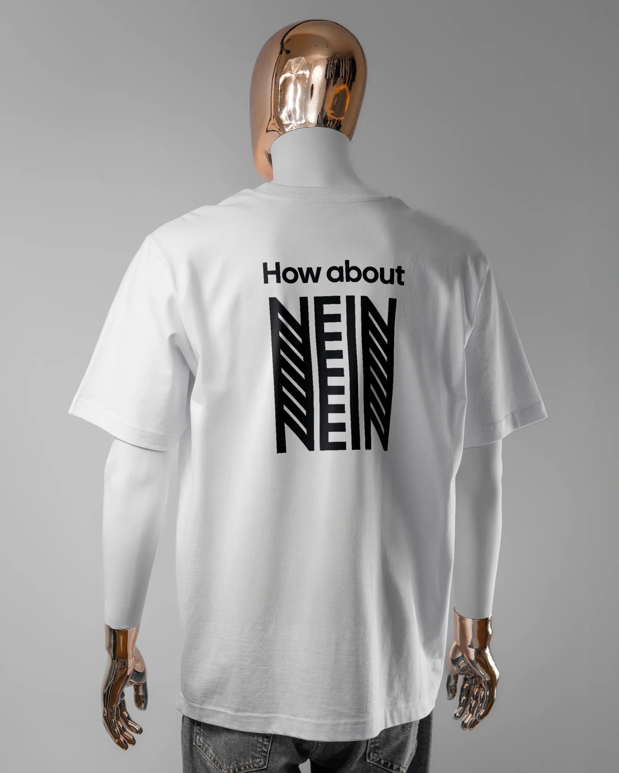 Rückseite des Organic Unisex T-Shirt Heavy Oversized von Maondo mit dem Design How about nein in der Farbe White und in der Größe L getragen von einer maskulinen Puppe