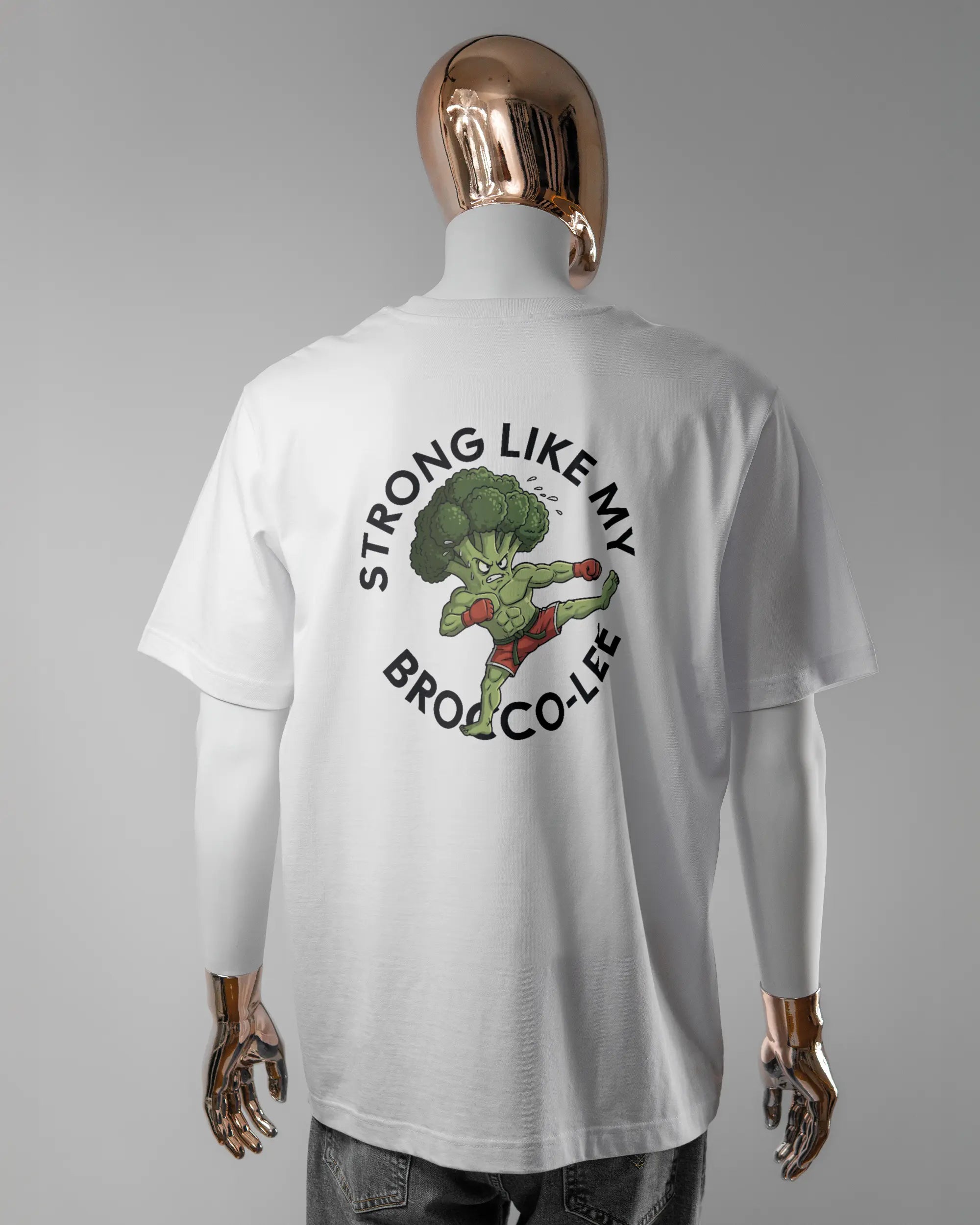Rückseite des Organic Unisex T-Shirt Heavy Oversized von Maondo mit dem Design Brocco-Lee in der Farbe White und in der Größe L getragen von einer maskulinen Puppe