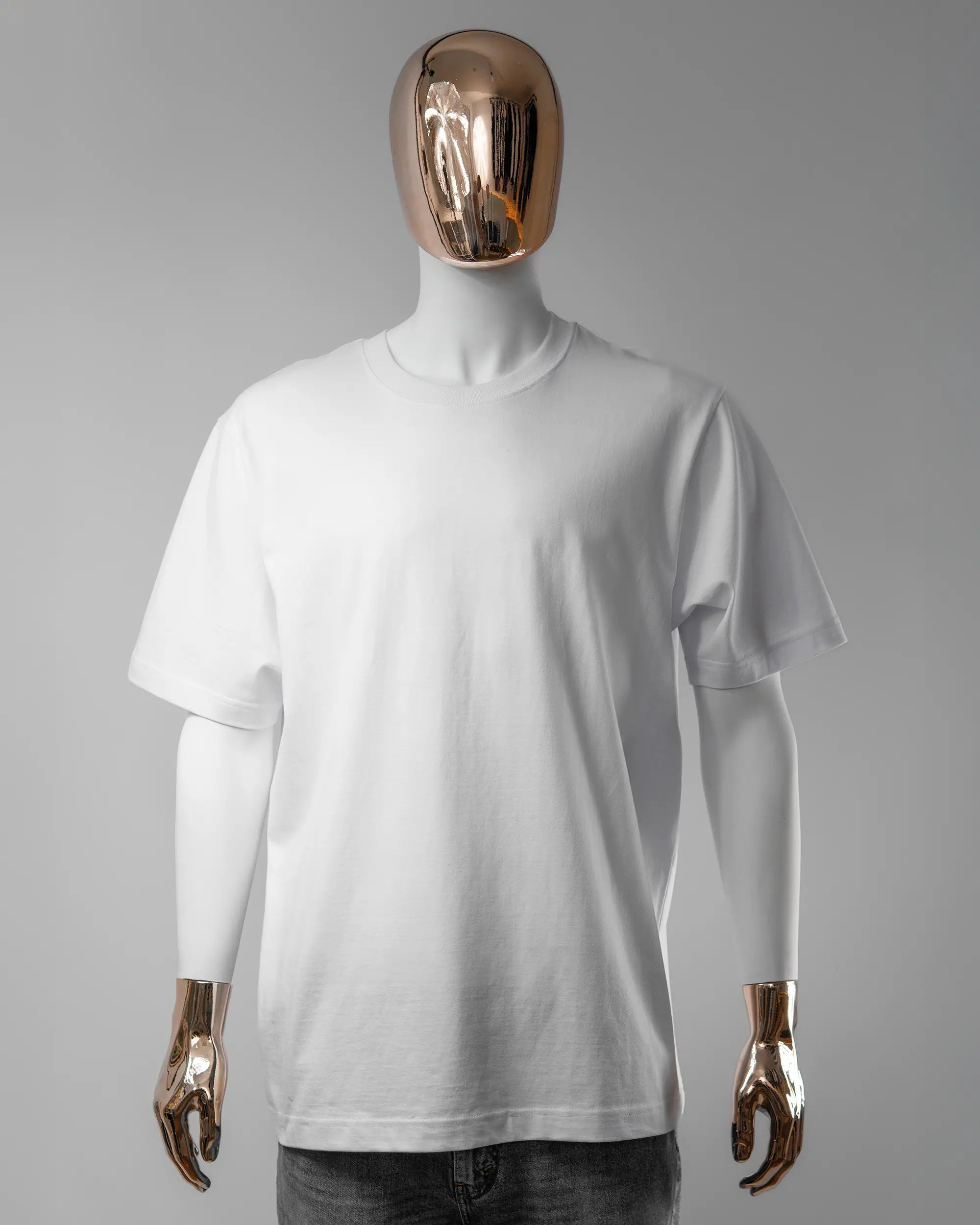 Vorderseite des Organic Unisex T-Shirt Heavy Oversized von Maondo ohne Motiv in der Farbe White und in der Größe L getragen von einer maskulinen Puppe