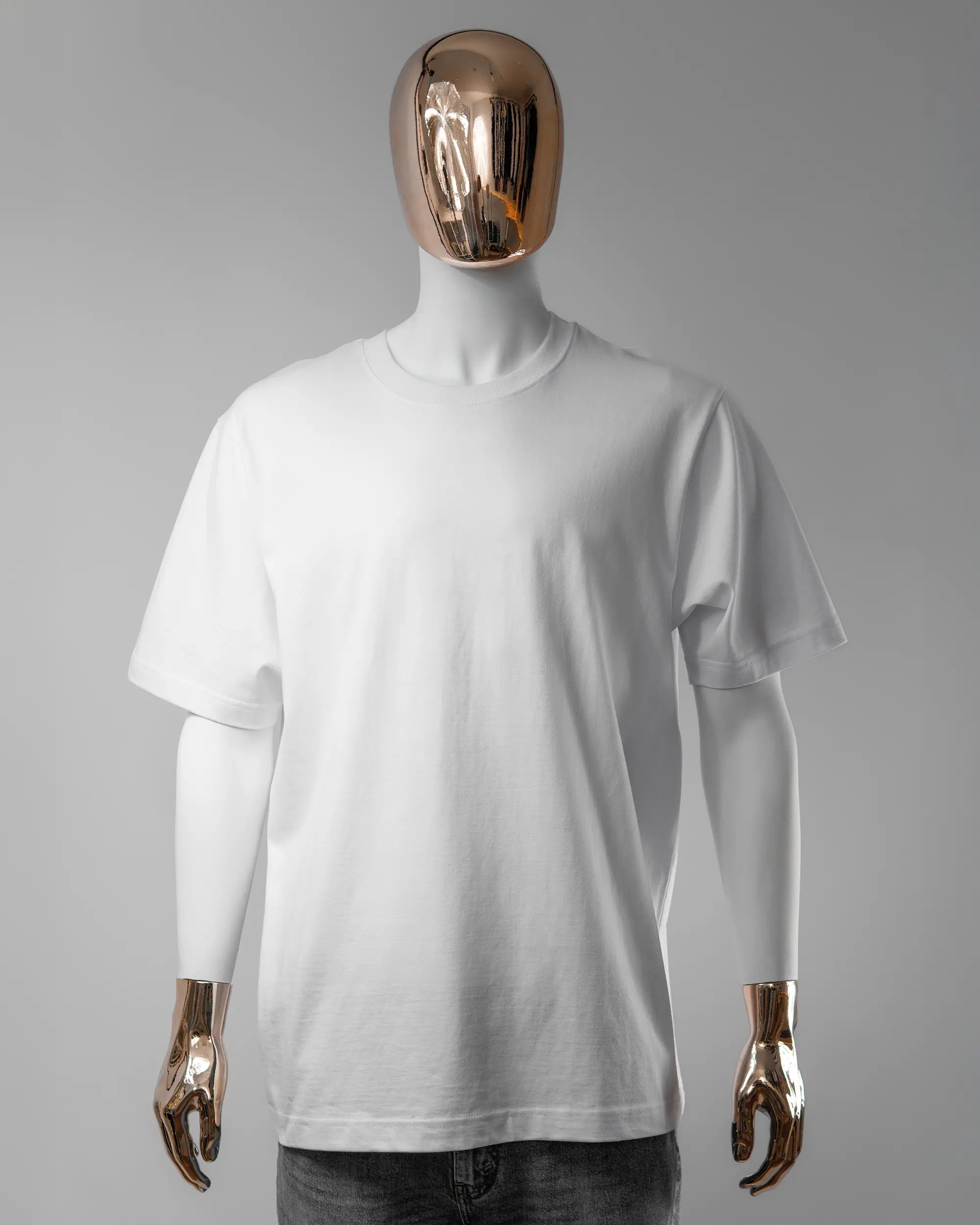 Vorderseite des Organic Unisex T-Shirt Heavy Oversized von Maondo ohne Motiv in der Farbe White und in der Größe L getragen von einer maskulinen Puppe