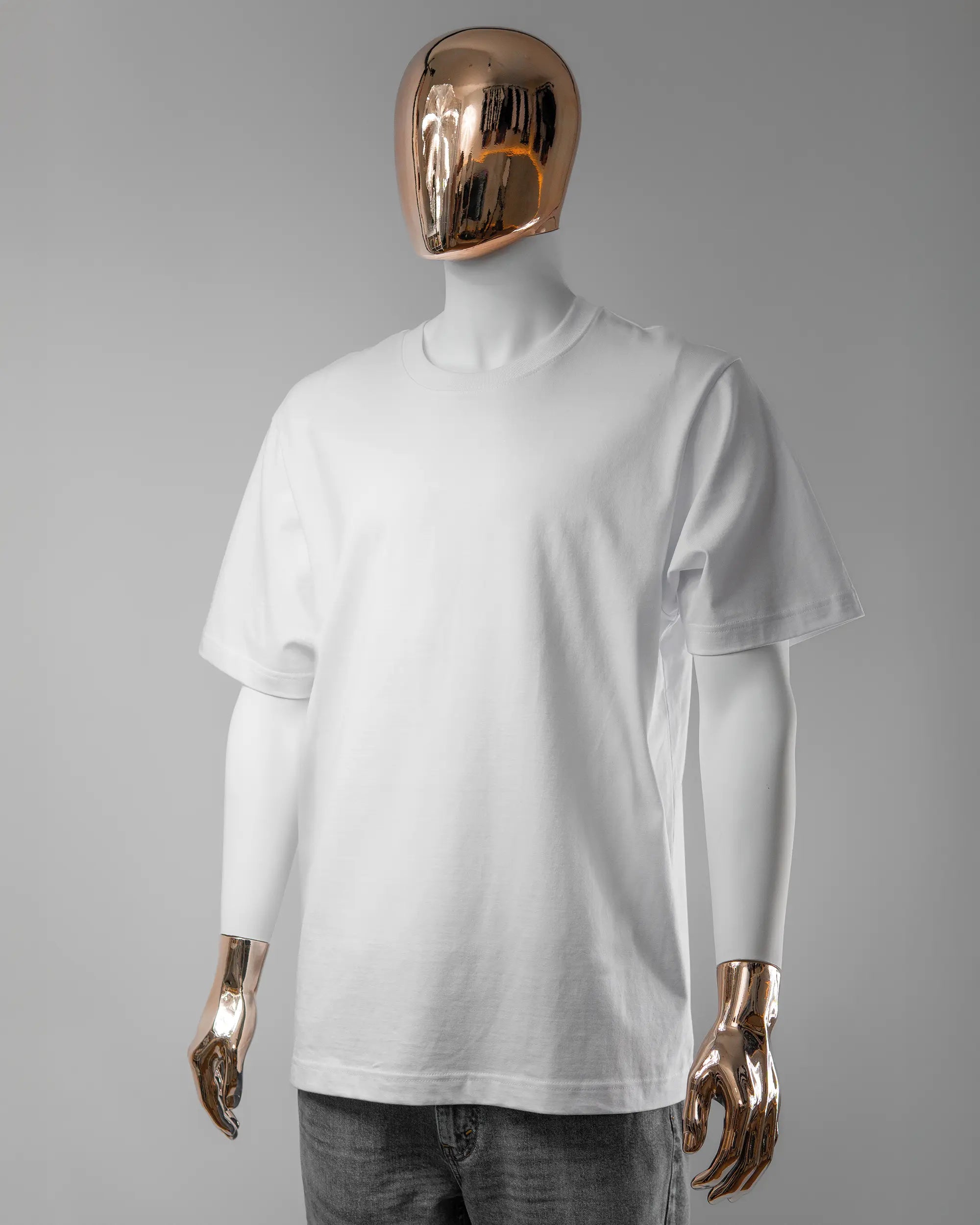 Vorderseite des Organic Unisex T-Shirt Heavy Oversized von Maondo ohne Motiv in der Farbe White und in der Größe L getragen von einer maskulinen Puppe