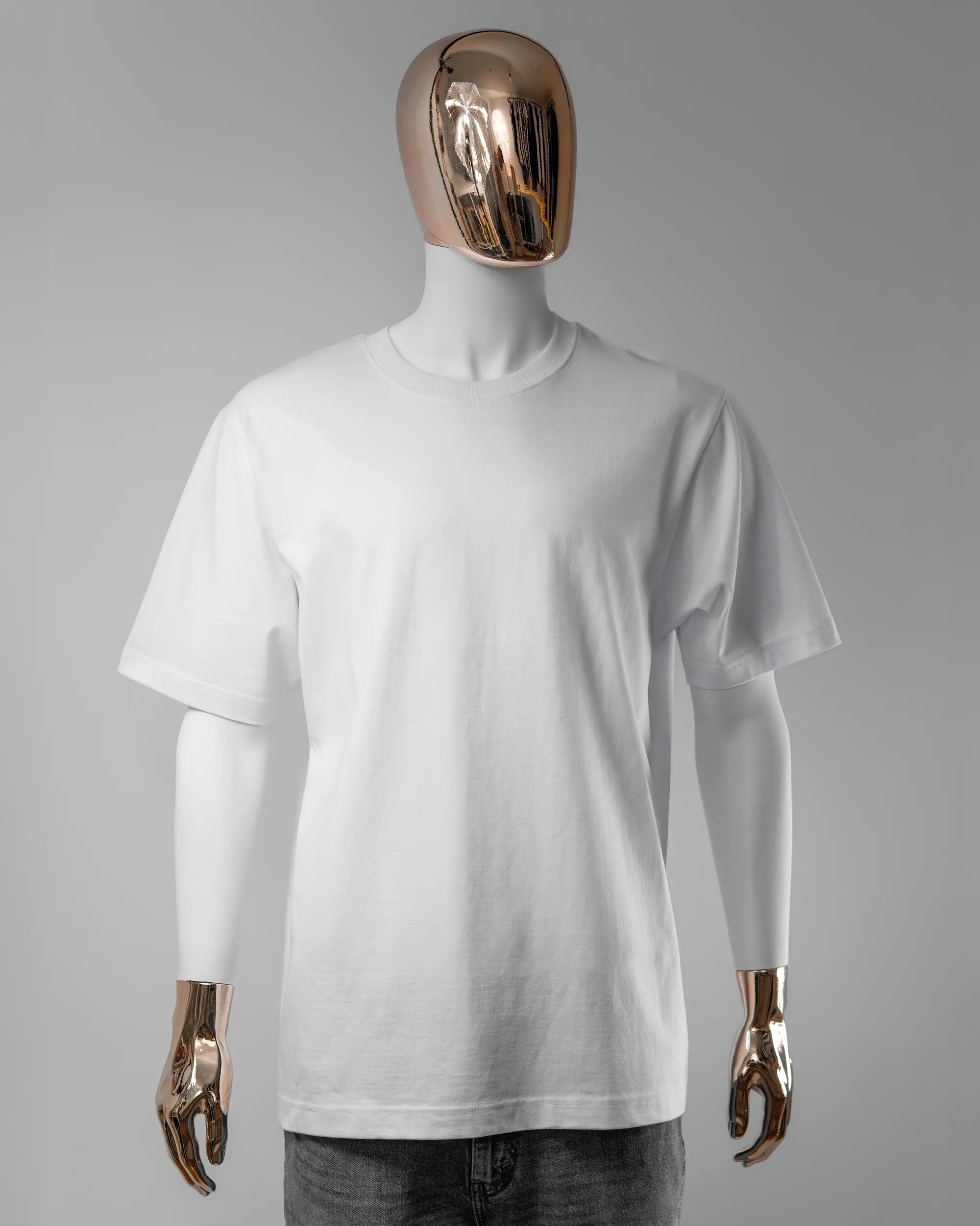 Vorderseite des Organic Unisex T-Shirt Heavy Oversized von Maondo ohne Motiv in der Farbe White und in der Größe L getragen von einer maskulinen Puppe