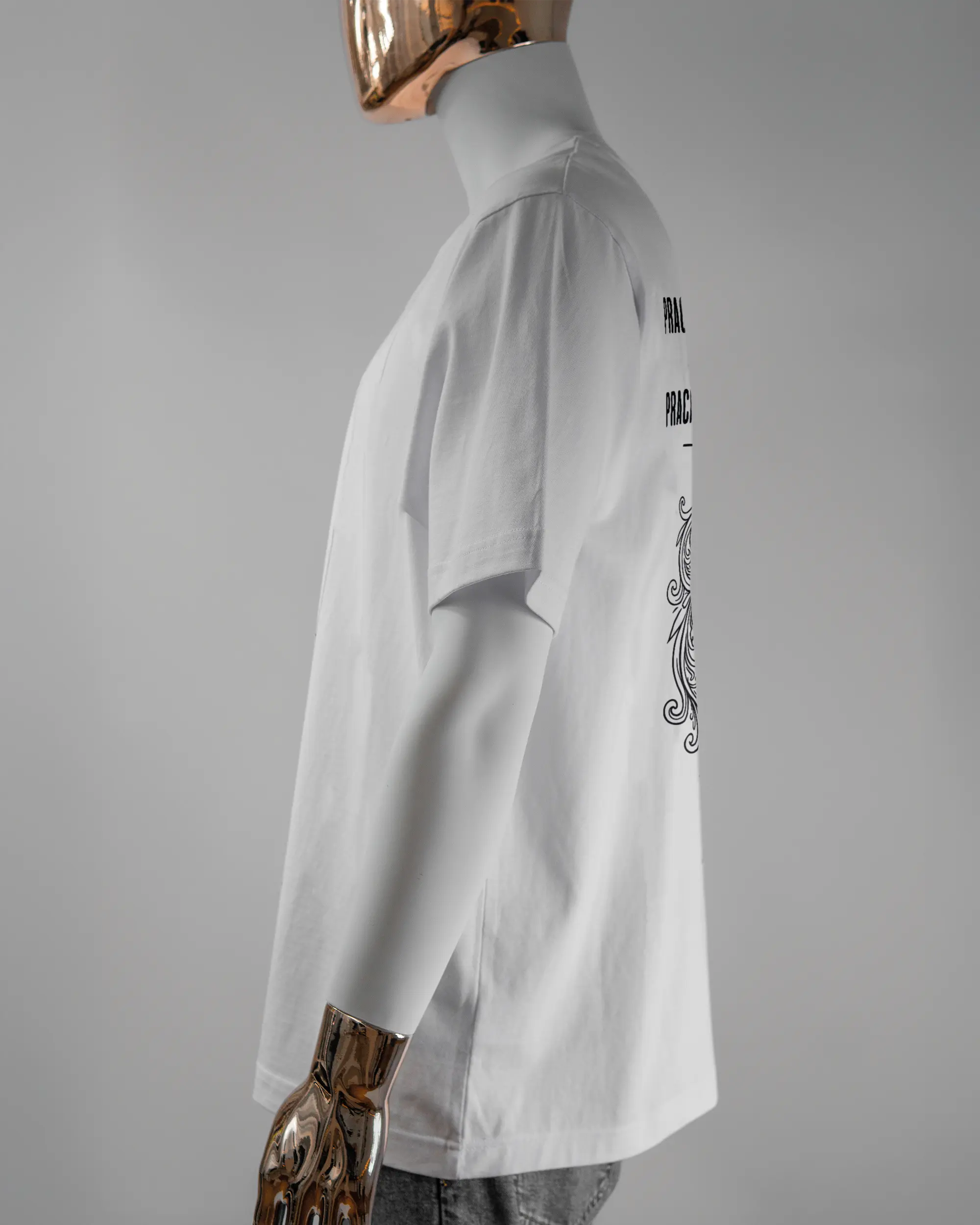 Seitenansicht des Organic Unisex T-Shirt Heavy Oversized von Maondo mit dem Design Trachtentanz hinten in der Farbe White und in der Größe L getragen von einer maskulinen Puppe