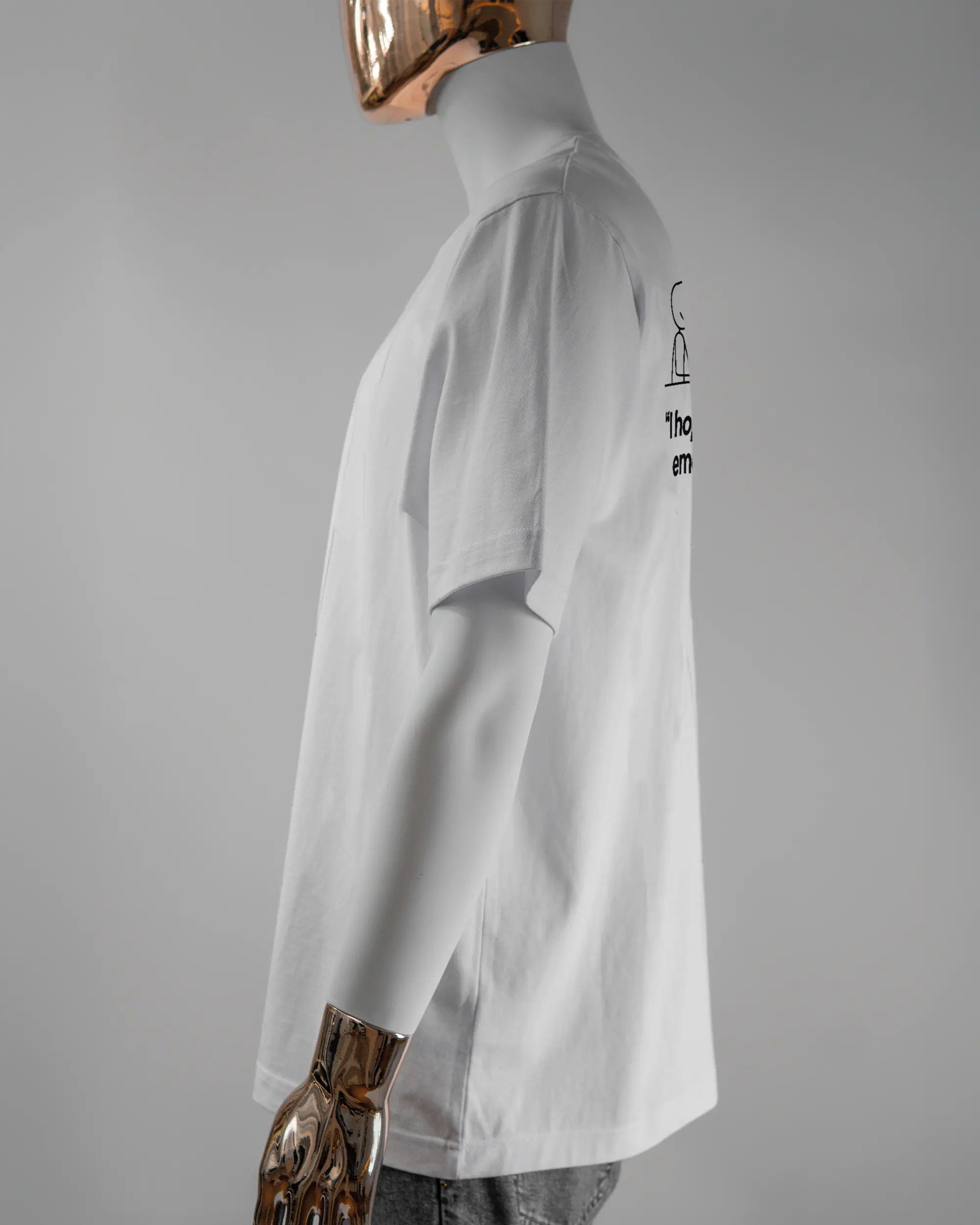 Seitenansicht des Organic Unisex T-Shirt Heavy Oversized von Maondo mit dem Design Found me not well hinten in der Farbe White und in der Größe L getragen von einer maskulinen Puppe