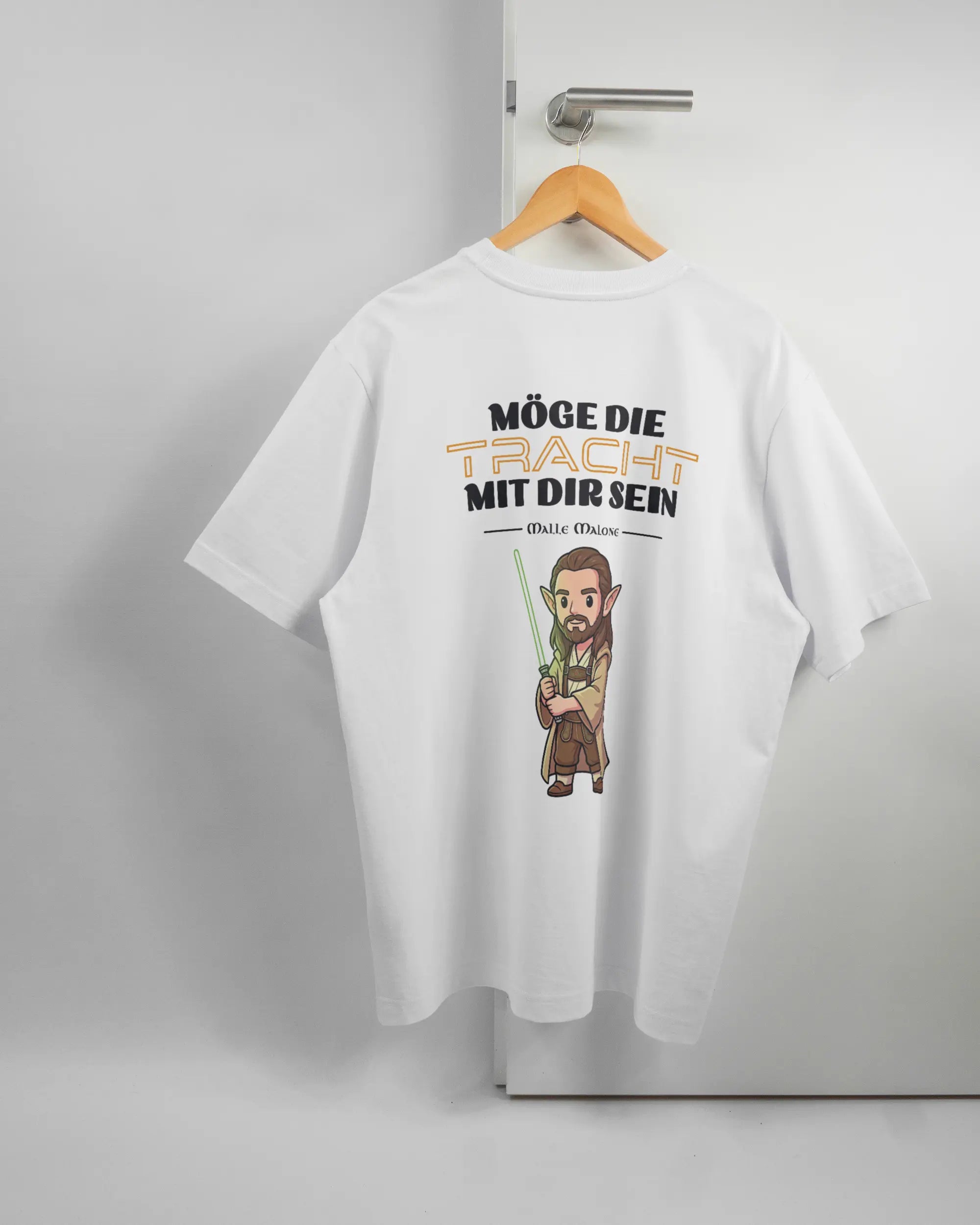 Rückseite des Organic Unisex T-Shirt Heavy Oversized von Maondo mit dem Design Tracht mit dir in der Farbe White und in der Größe L auf einem Bügel an der Türklinke aufgehängt