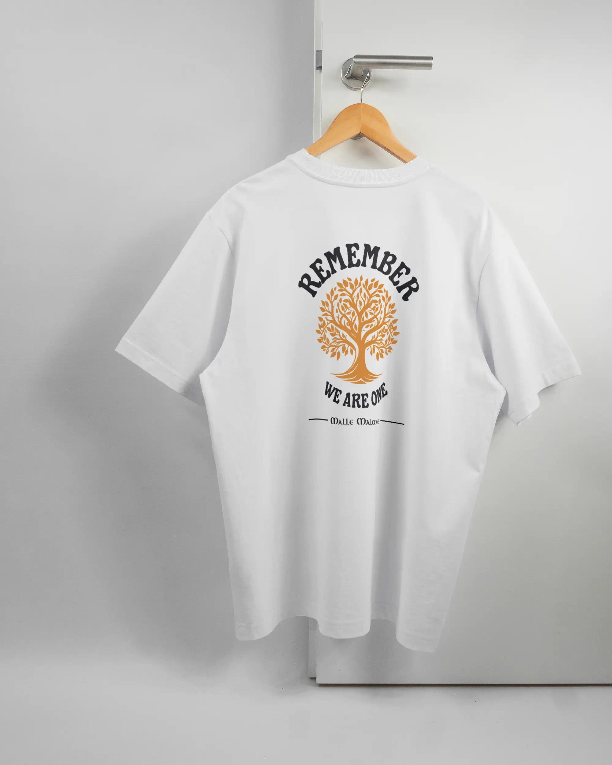 Rückseite des Organic Unisex T-Shirt Heavy Oversized von Maondo mit dem Design We are one in der Farbe White und in der Größe L auf einem Bügel an der Türklinke aufgehängt