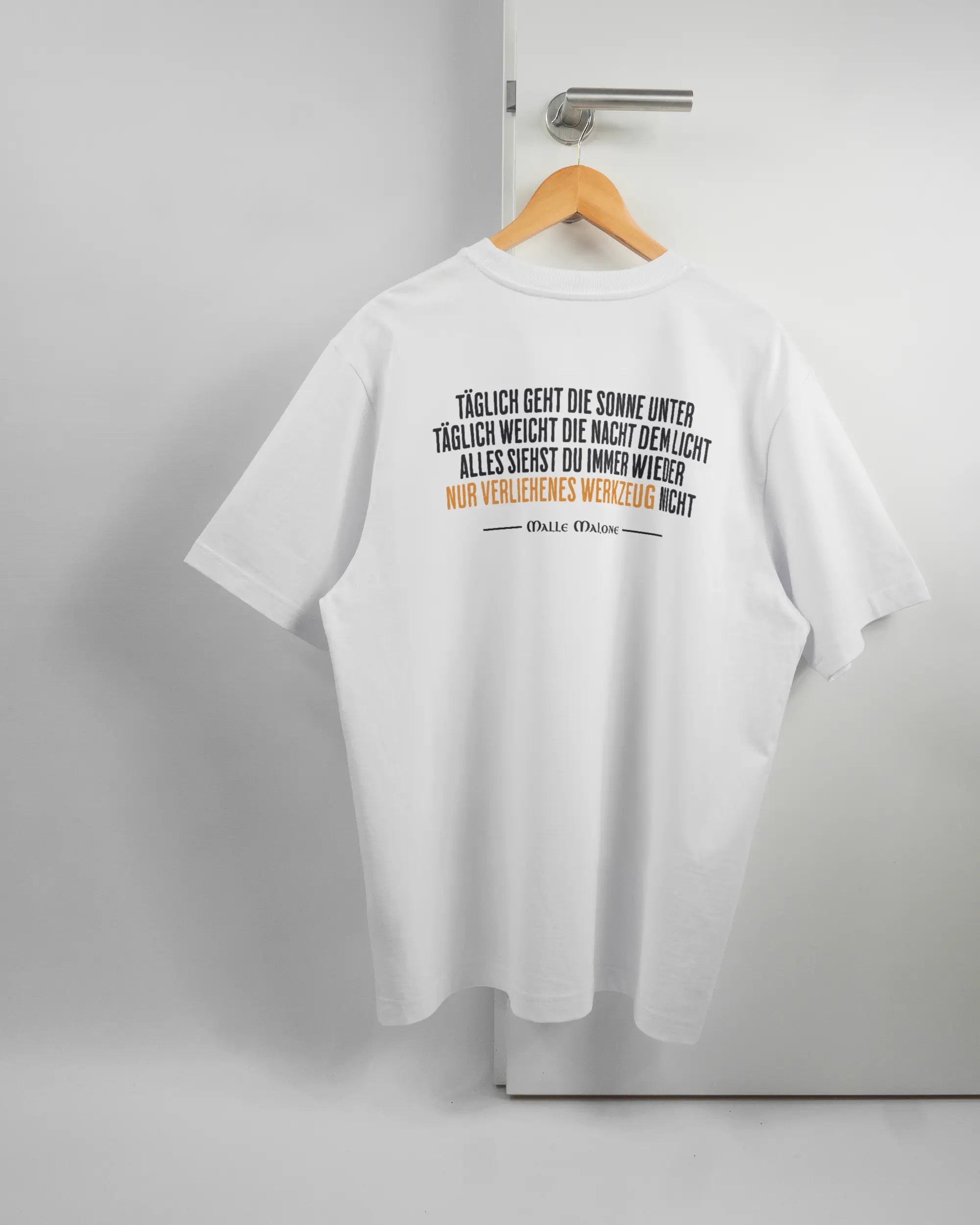 Rückseite des Organic Unisex T-Shirt Heavy Oversized von Maondo mit dem Design Wegzeug in der Farbe White und in der Größe L auf einem Bügel an der Türklinke aufgehängt
