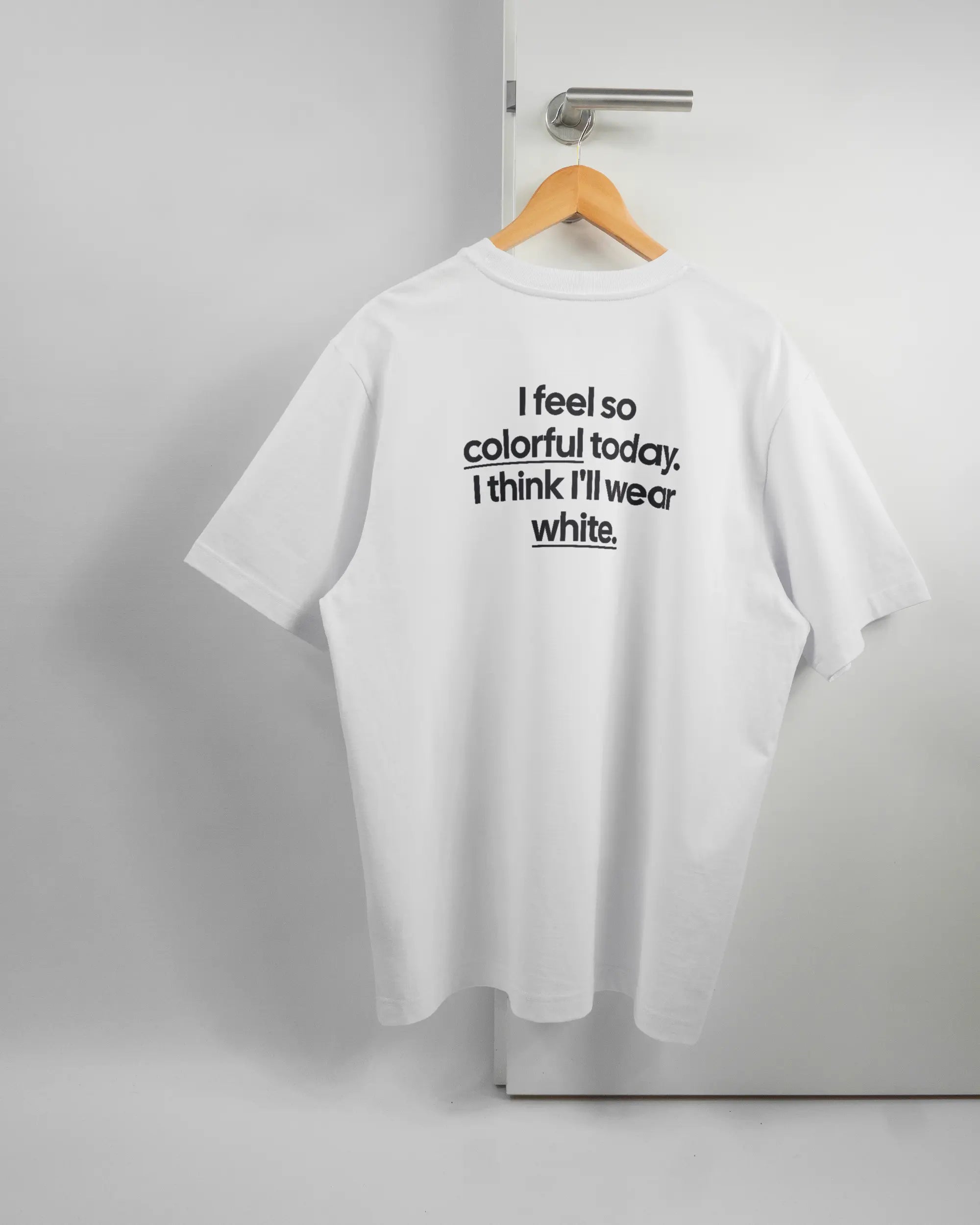Rückseite des Organic Unisex T-Shirt Heavy Oversized von Maondo mit dem Design Colorful Day in der Farbe White und in der Größe L auf einem Bügel an der Türklinke aufgehängt