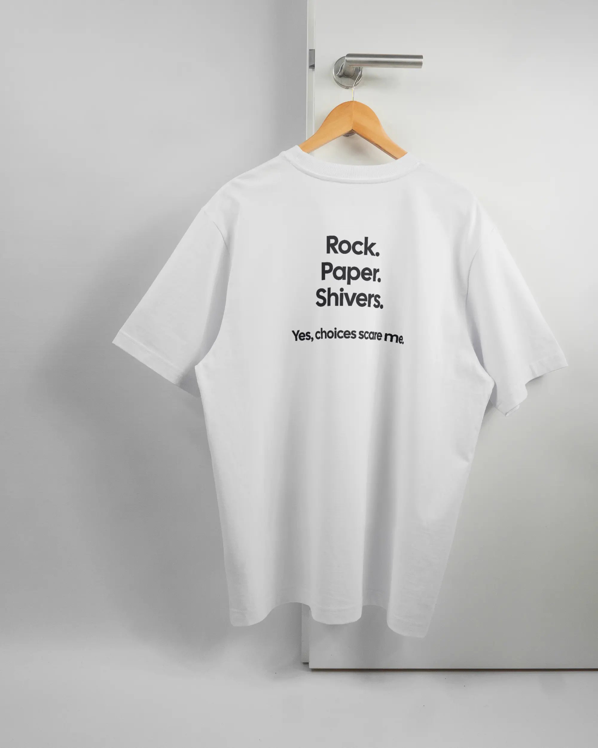 Rückseite des Organic Unisex T-Shirt Heavy Oversized von Maondo mit dem Design Rock Paper Shivers in der Farbe White und in der Größe L auf einem Bügel an der Türklinke aufgehängt