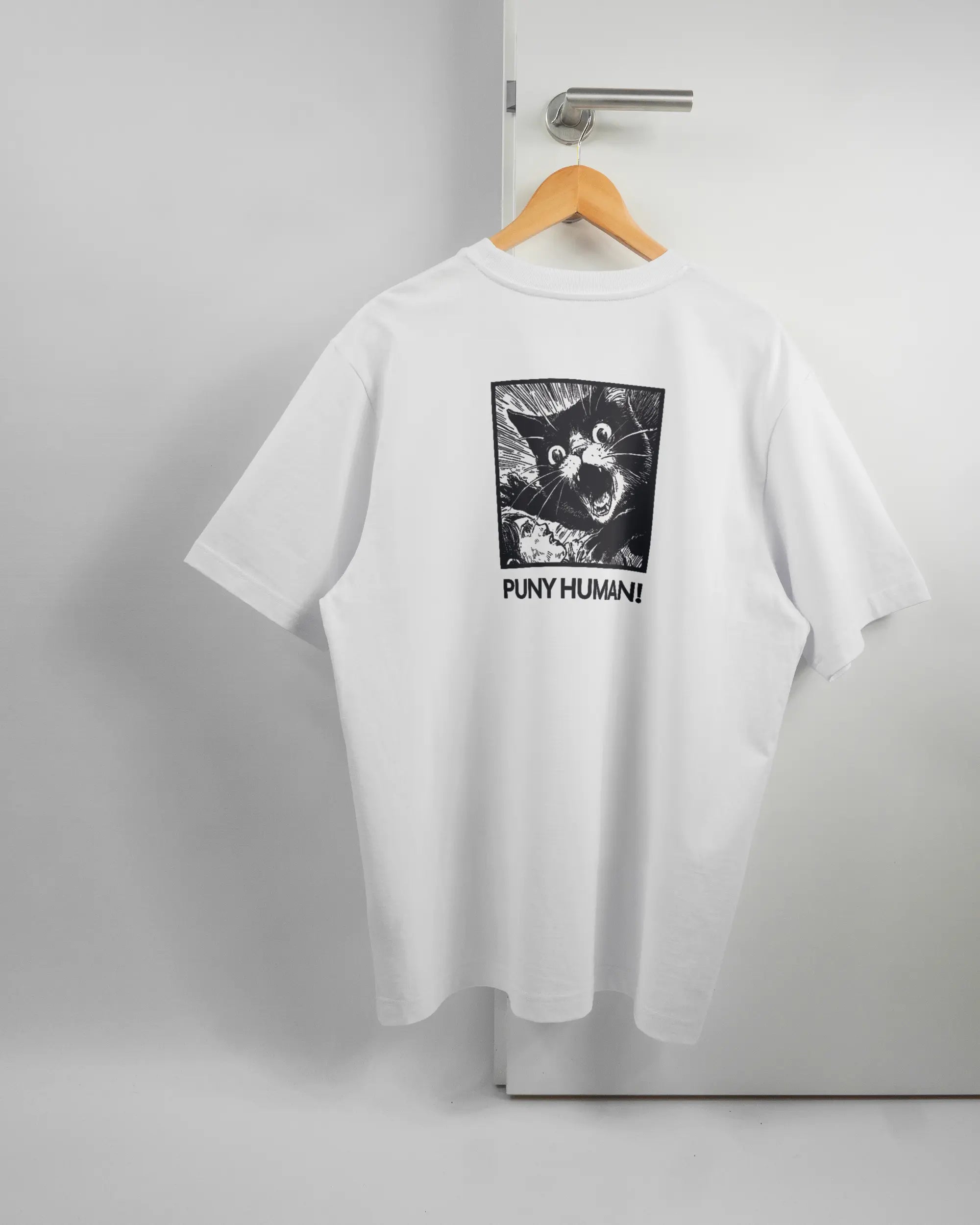 Rückseite des Organic Unisex T-Shirt Heavy Oversized von Maondo mit dem Design Puny Human in der Farbe White und in der Größe L auf einem Bügel an der Türklinke aufgehängt