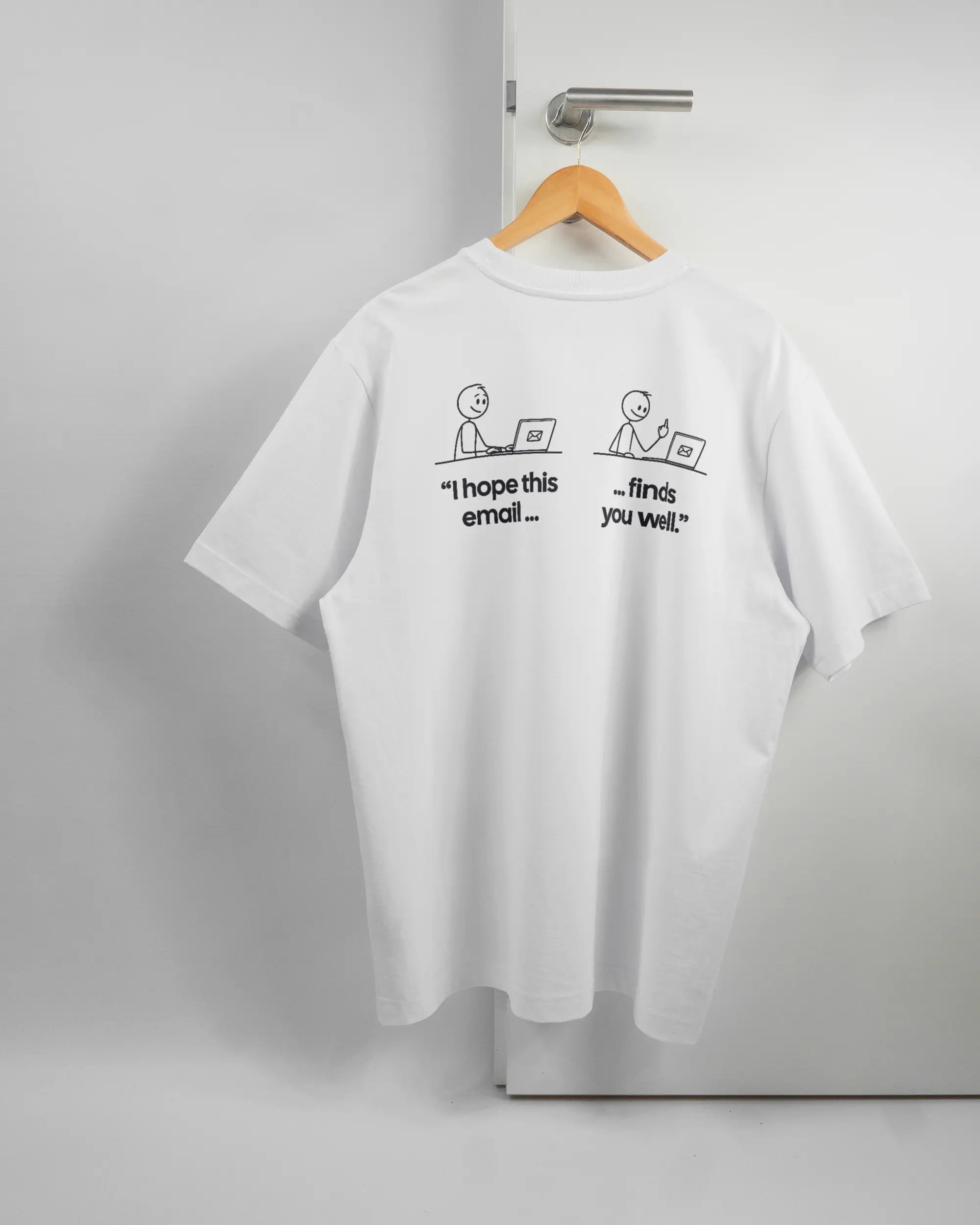 Rückseite des Organic Unisex T-Shirt Heavy Oversized von Maondo mit dem Design Found me not well in der Farbe White und in der Größe L auf einem Bügel an der Türklinke aufgehängt