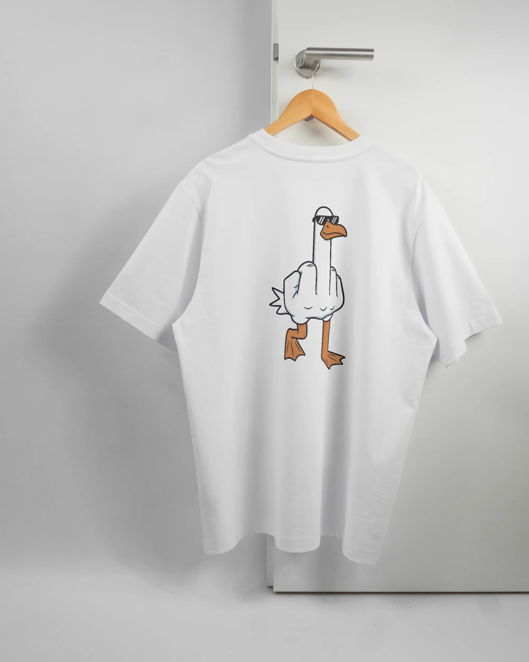 Rückseite des Organic Unisex T-Shirt Heavy Oversized von Maondo mit dem Design I give a duck in der Farbe White und in der Größe L auf einem Bügel an der Türklinke aufgehängt