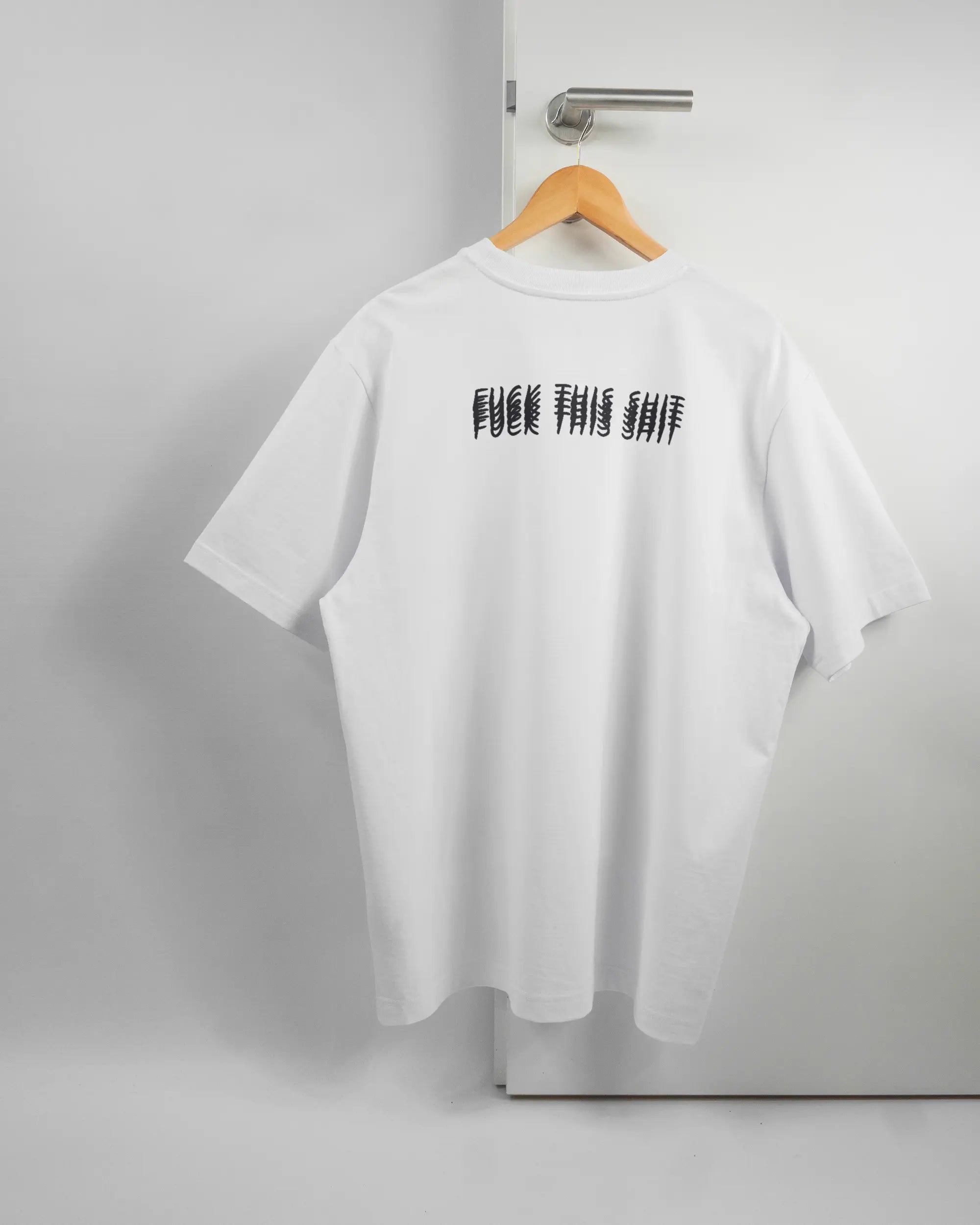 Rückseite des Organic Unisex T-Shirt Heavy Oversized von Maondo mit dem Design Hidden Message in der Farbe White und in der Größe L auf einem Bügel an der Türklinke aufgehängt