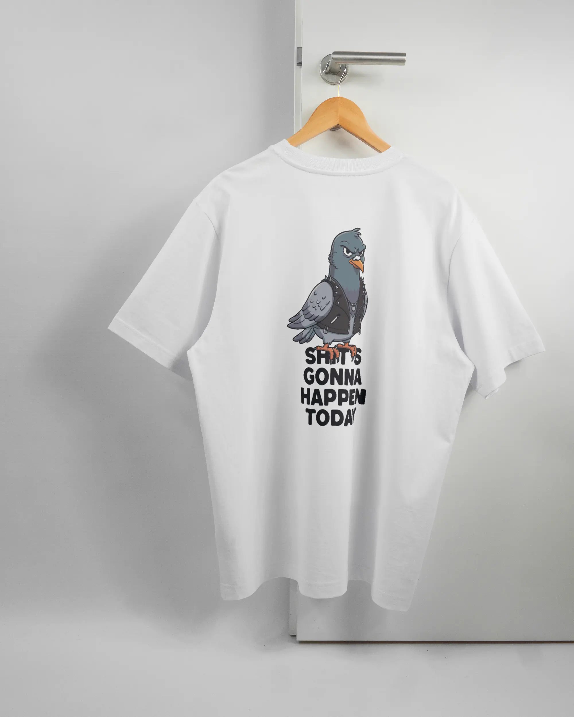 Rückseite des Organic Unisex T-Shirt Heavy Oversized von Maondo mit dem Design Pigeon Pun in der Farbe White und in der Größe L auf einem Bügel an der Türklinke aufgehängt
