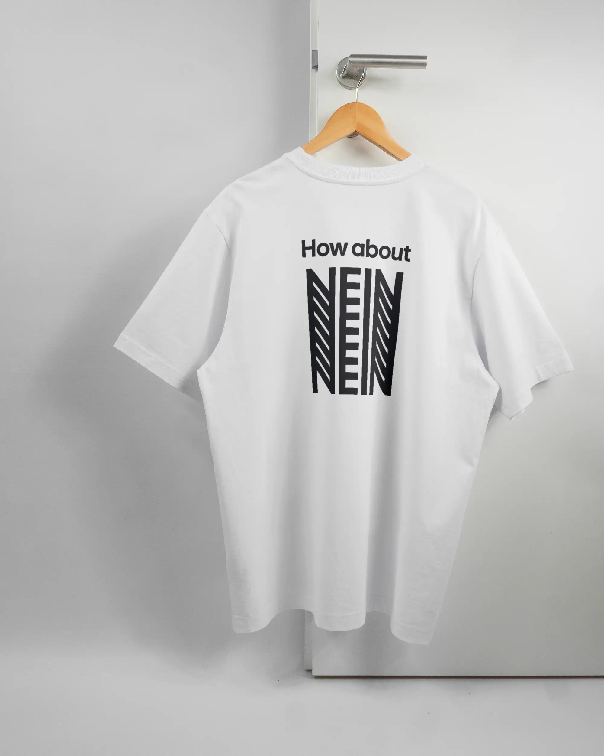 Rückseite des Organic Unisex T-Shirt Heavy Oversized von Maondo mit dem Design How about nein in der Farbe White und in der Größe L auf einem Bügel an der Türklinke aufgehängt