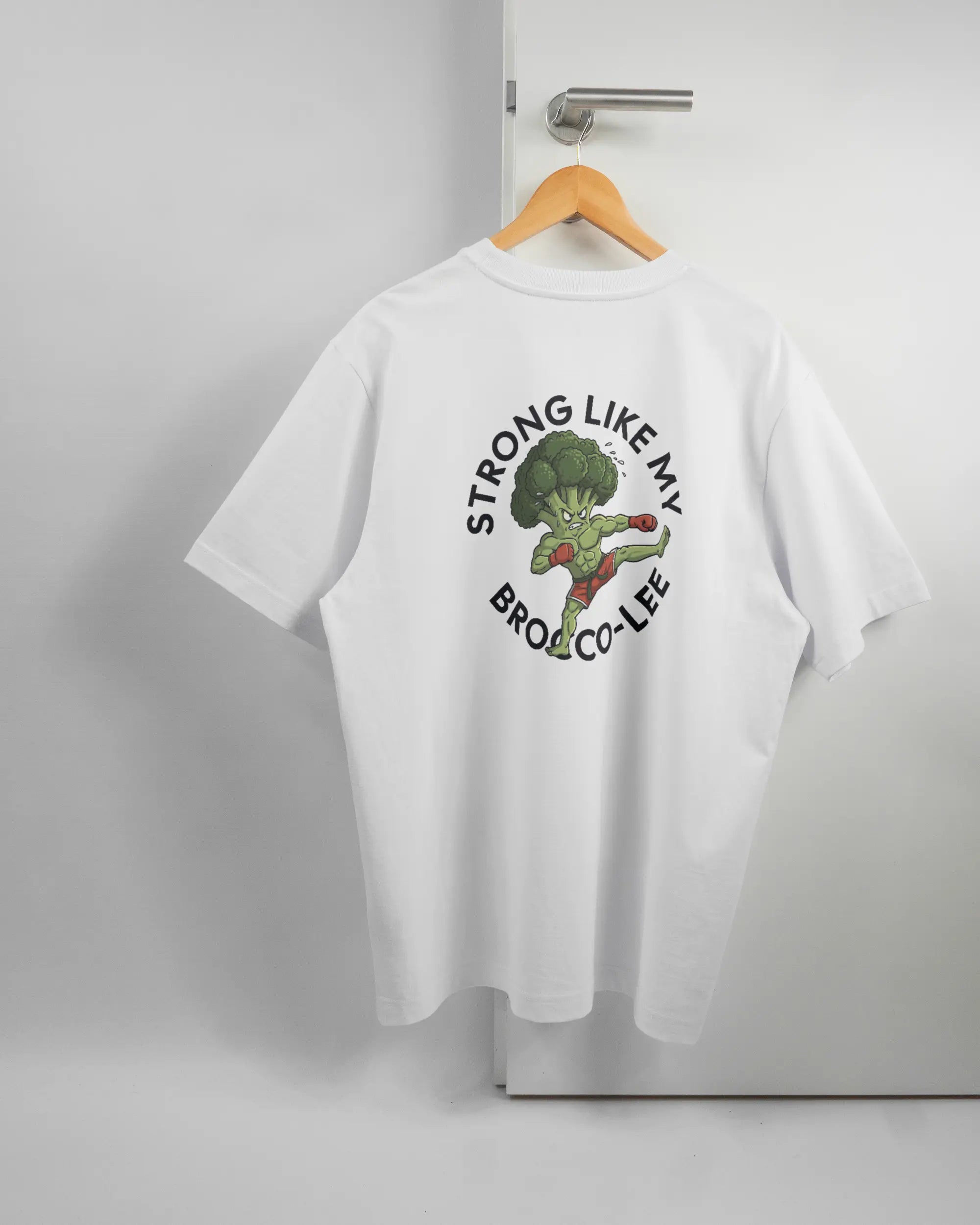 Rückseite des Organic Unisex T-Shirt Heavy Oversized von Maondo mit dem Design Brocco-Lee in der Farbe White und in der Größe L auf einem Bügel an der Türklinke aufgehängt