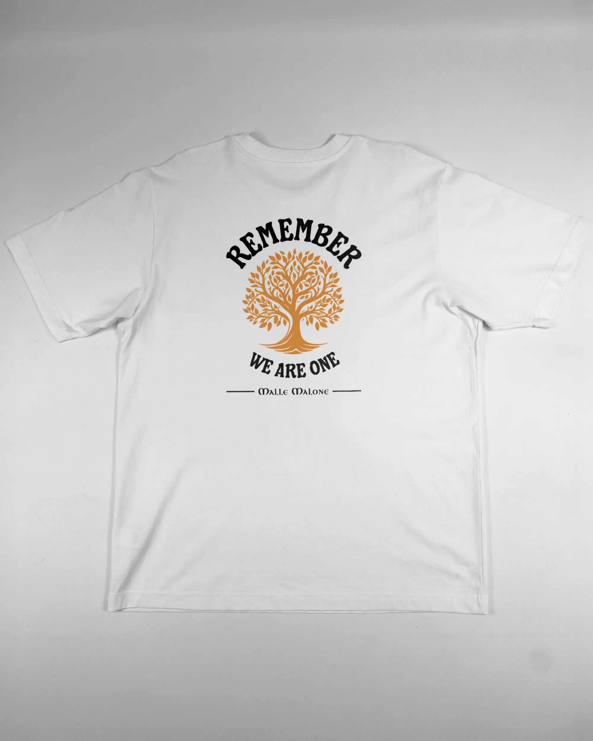 Rückseite des Organic Unisex T-Shirt Heavy Oversized von Maondo mit dem Design We are one in der Farbe White und in der Größe L flach auf den Boden gelegt