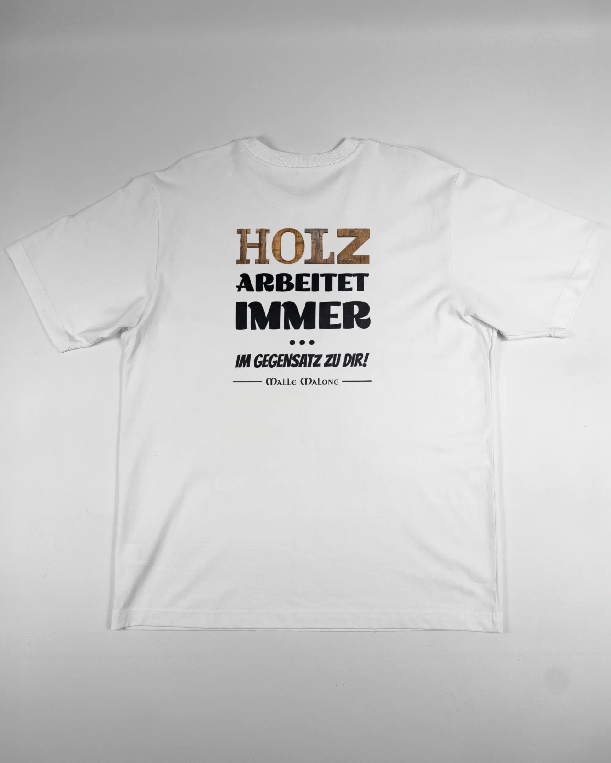 Rückseite des Organic Unisex T-Shirt Heavy Oversized von Maondo mit dem Design Holzarbeit in der Farbe White und in der Größe L flach auf den Boden gelegt