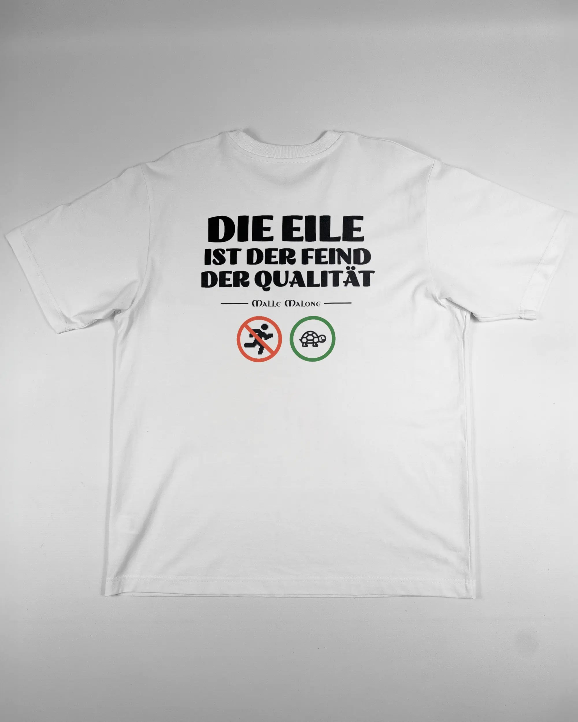 Rückseite des Organic Unisex T-Shirt Heavy Oversized von Maondo mit dem Design Keine Eile in der Farbe White und in der Größe L flach auf den Boden gelegt