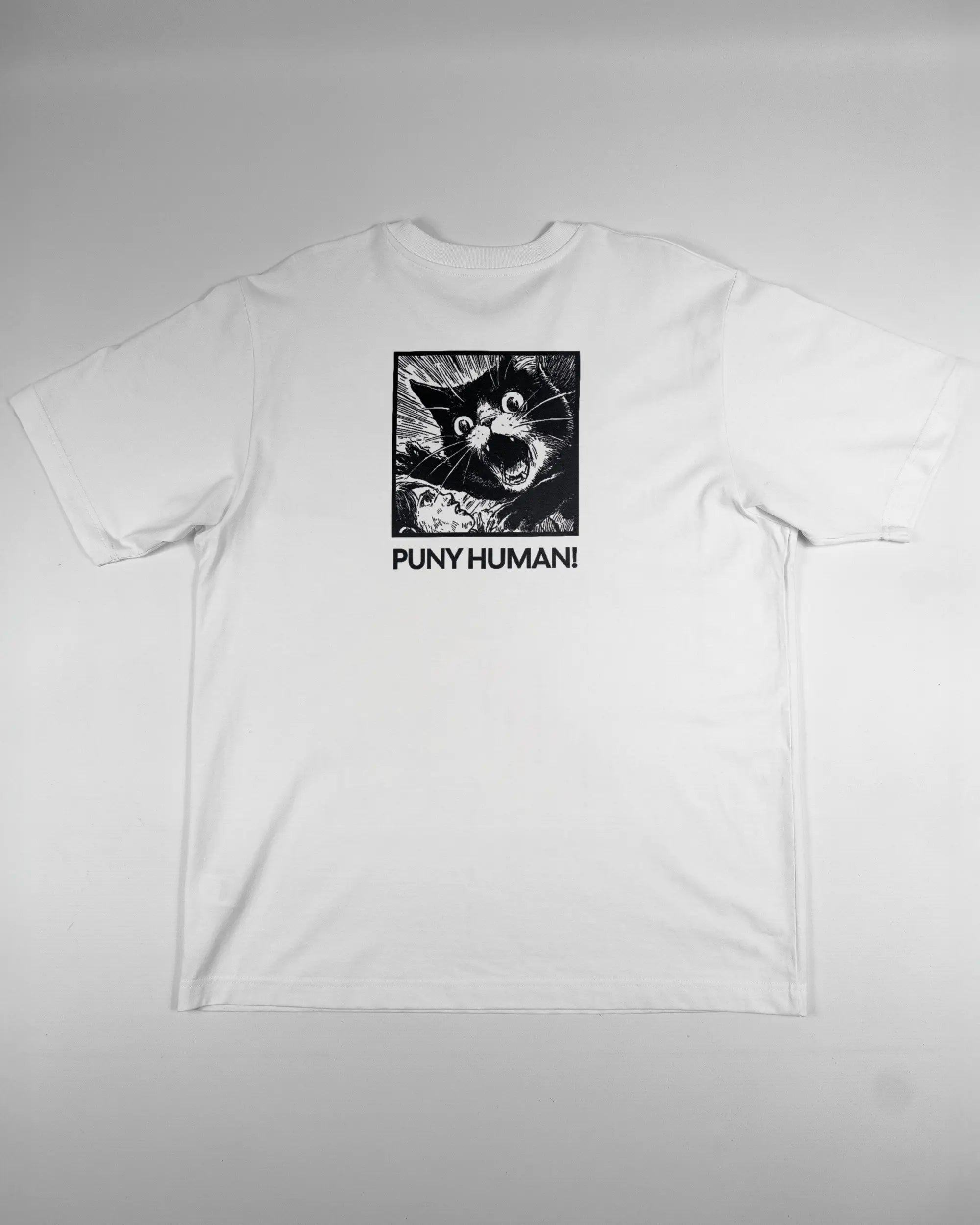 Rückseite des Organic Unisex T-Shirt Heavy Oversized von Maondo mit dem Design Puny Human in der Farbe White und in der Größe L flach auf den Boden gelegt