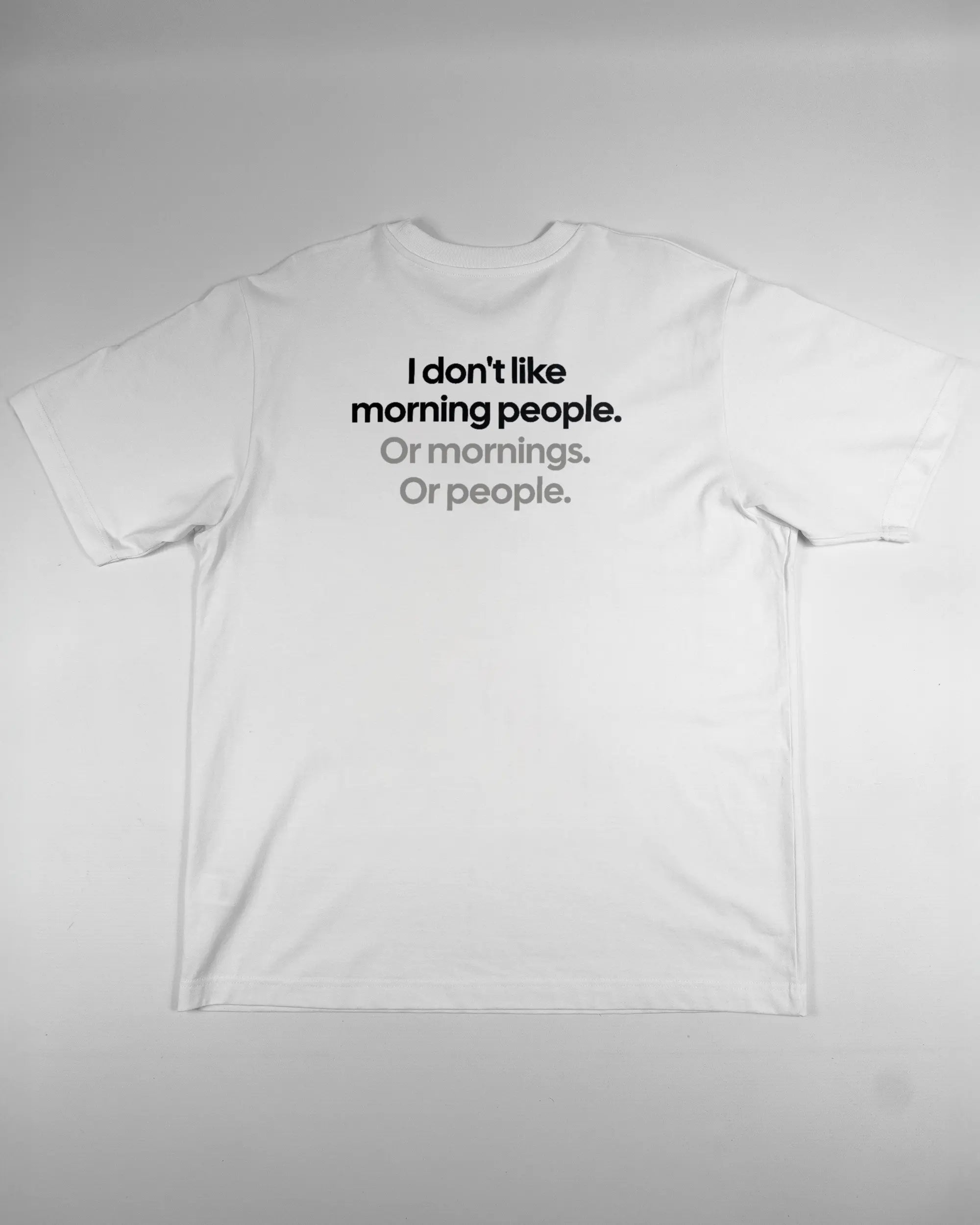 Rückseite des Organic Unisex T-Shirt Heavy Oversized von Maondo mit dem Design Morning Person in der Farbe White und in der Größe L flach auf den Boden gelegt