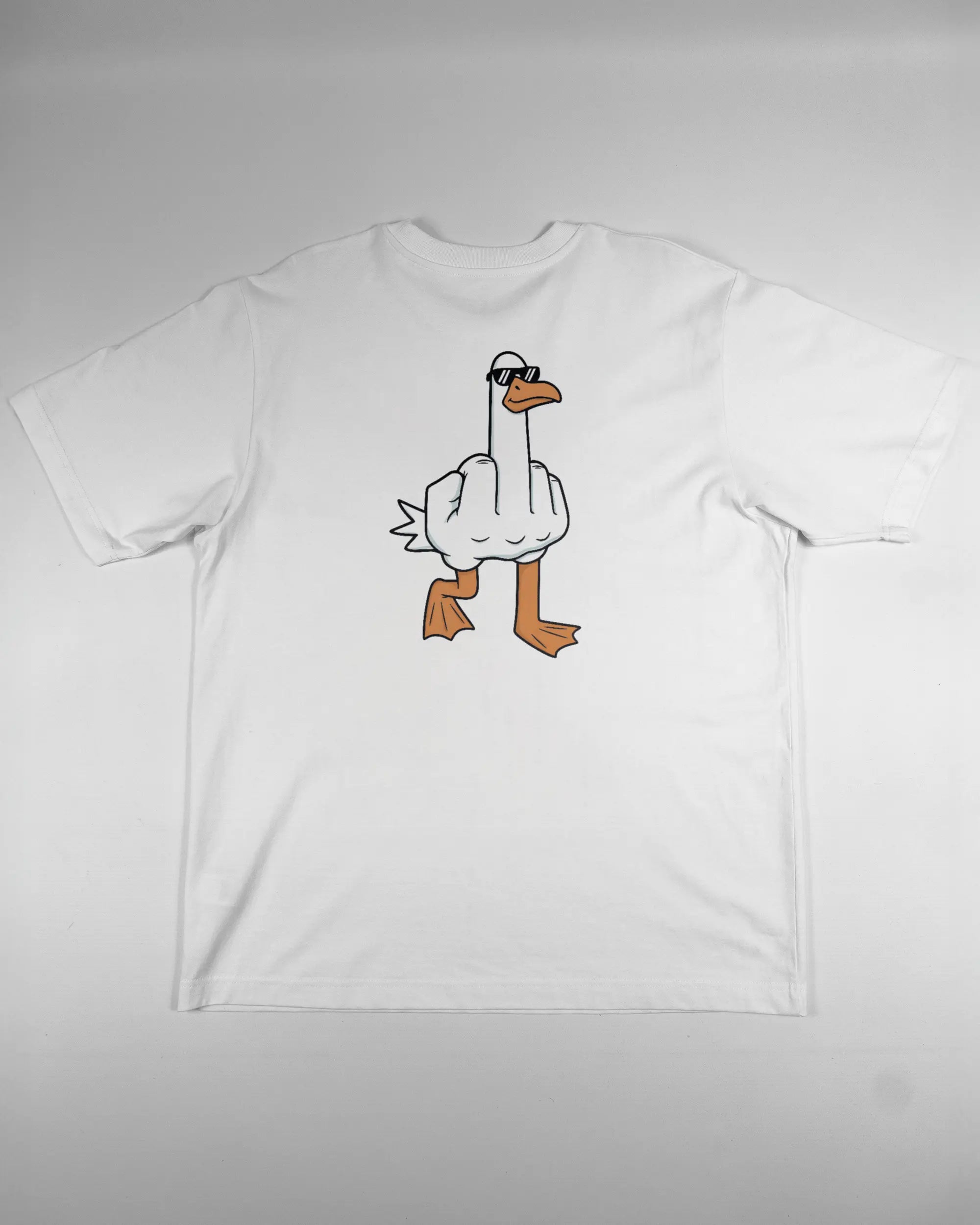 Rückseite des Organic Unisex T-Shirt Heavy Oversized von Maondo mit dem Design I give a duck in der Farbe White und in der Größe L flach auf den Boden gelegt