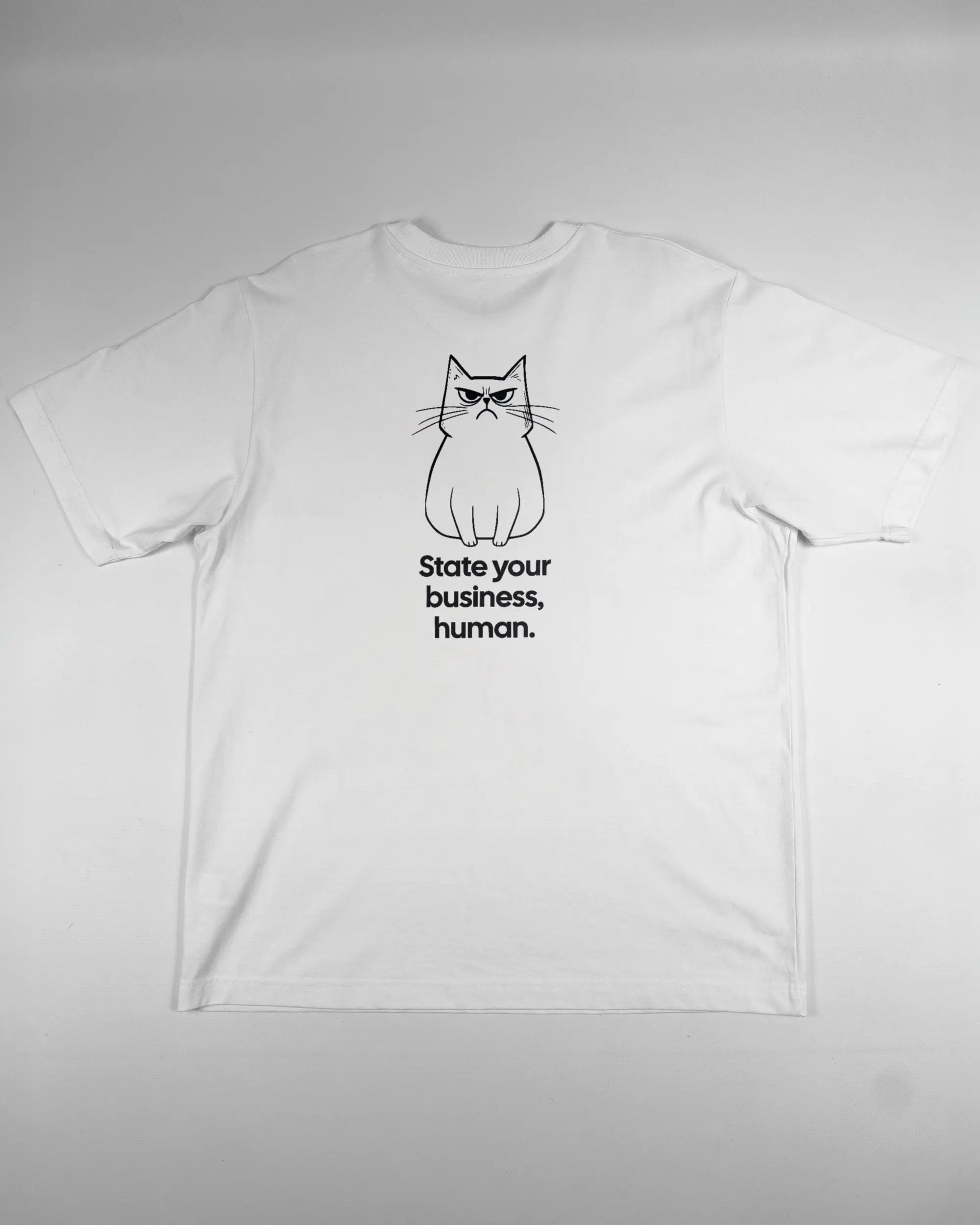 Rückseite des Organic Unisex T-Shirt Heavy Oversized von Maondo mit dem Design Grumpy Purr in der Farbe White und in der Größe L flach auf den Boden gelegt