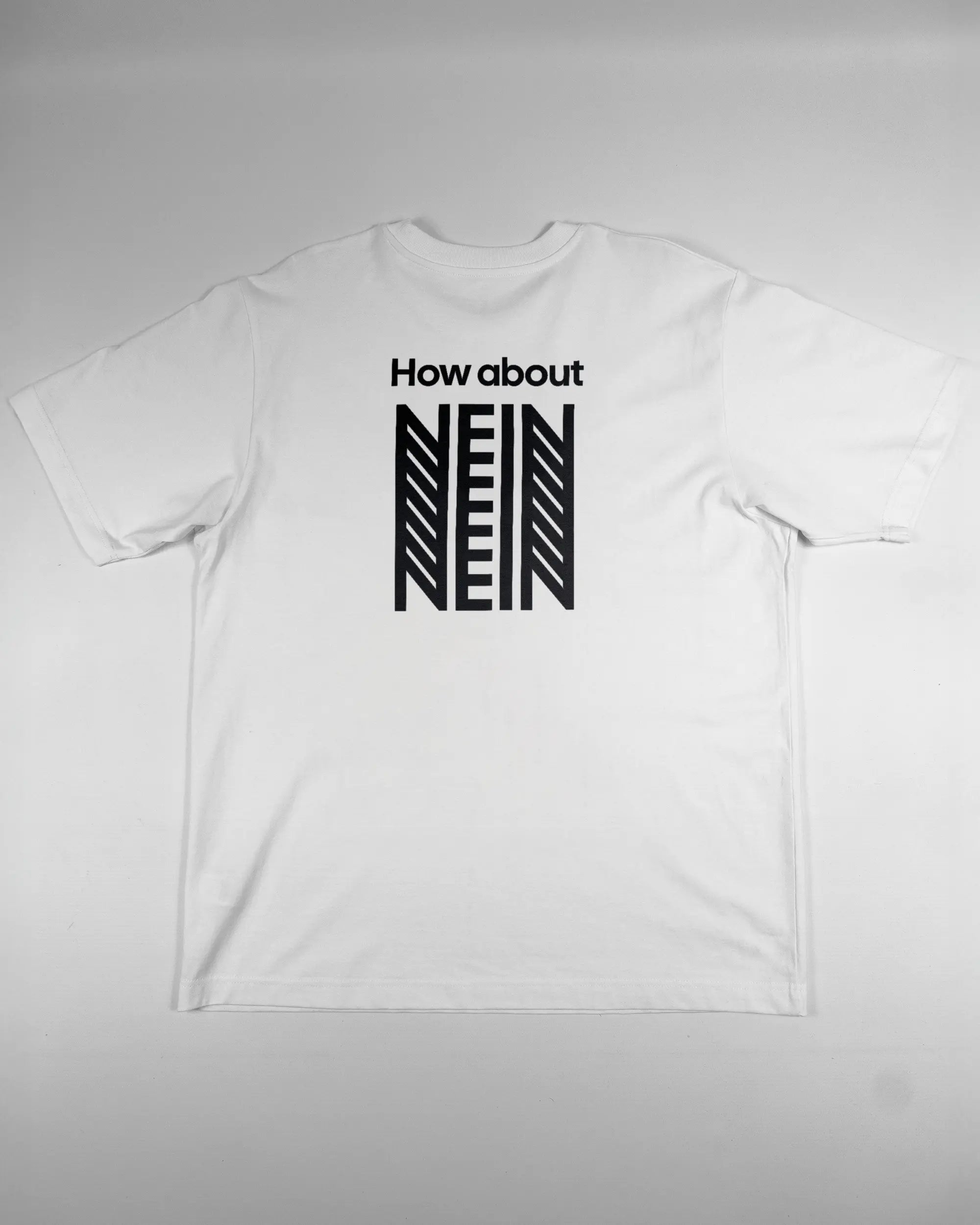 Rückseite des Organic Unisex T-Shirt Heavy Oversized von Maondo mit dem Design How about nein in der Farbe White und in der Größe L flach auf den Boden gelegt