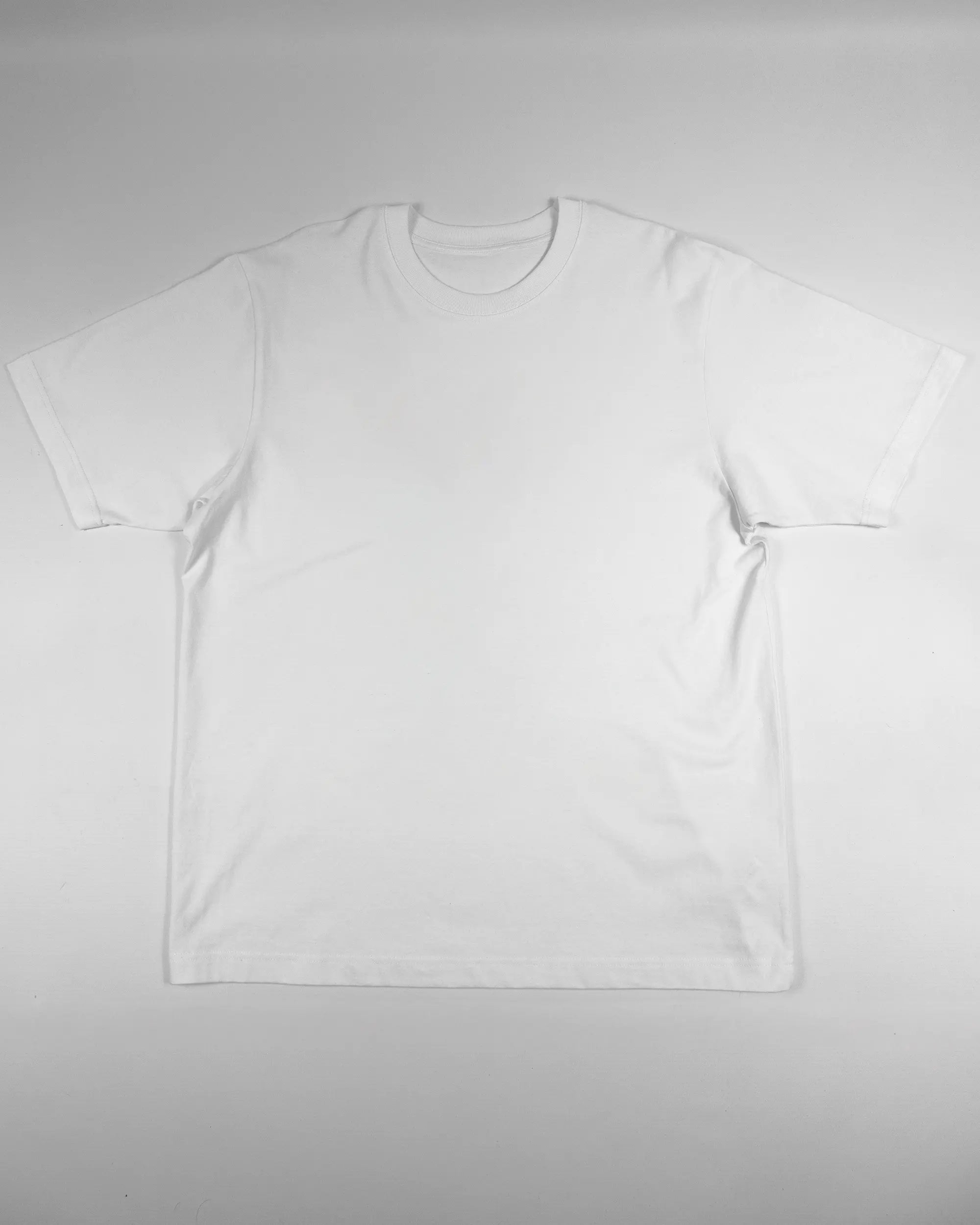 Vorderseite des Organic Unisex T-Shirt Heavy Oversized von Maondo ohne Motiv in der Farbe White und in der Größe L flach auf den Boden gelegt