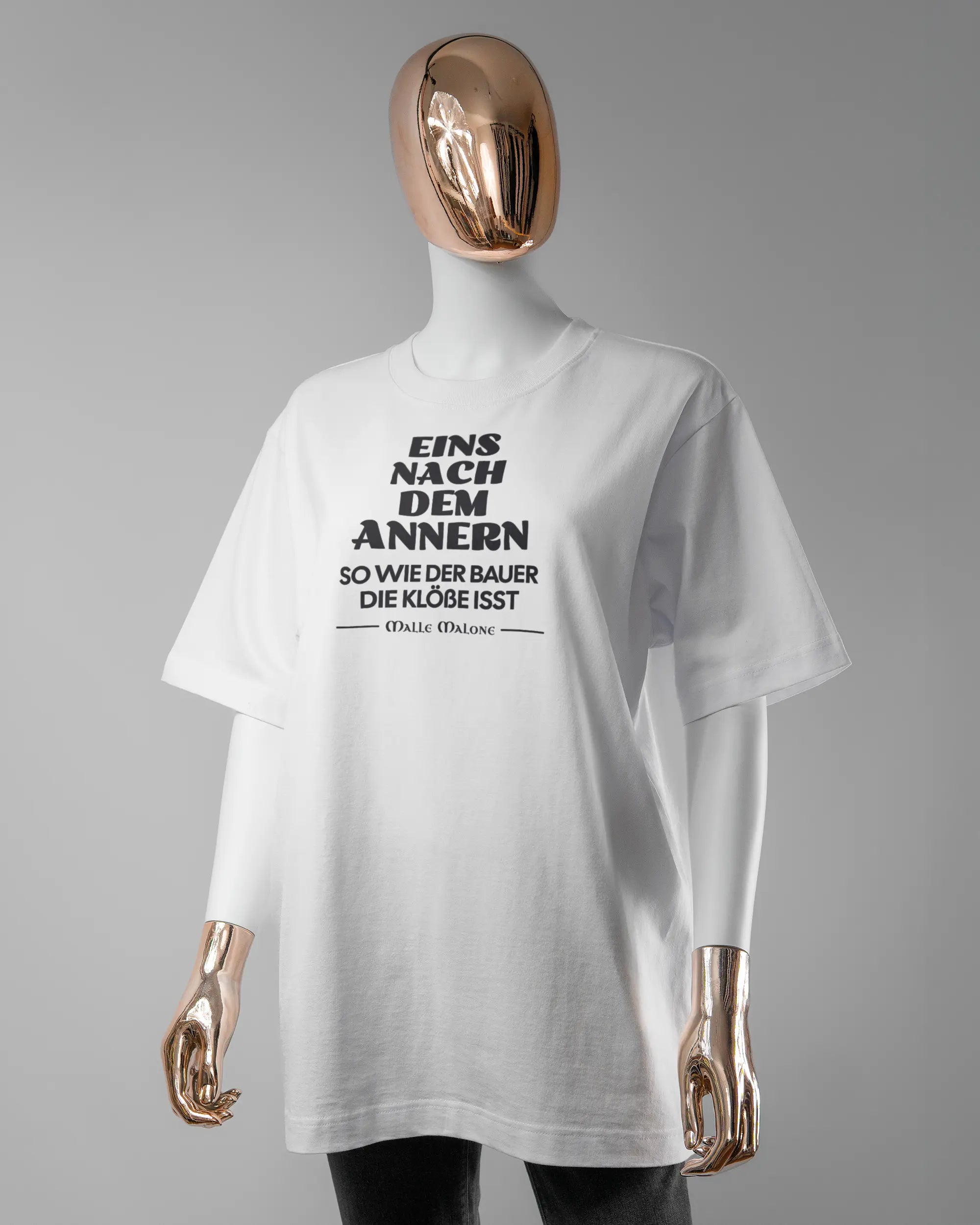 Vorderseite des Organic Unisex T-Shirt Heavy Oversized von Maondo mit dem Design Eins nach dem Annern in der Farbe White und in der Größe S getragen von einer femininen Puppe